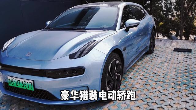 吉利汽车旗下极氪品牌的首款量产车型,定位是中大型车,豪华猎装电动