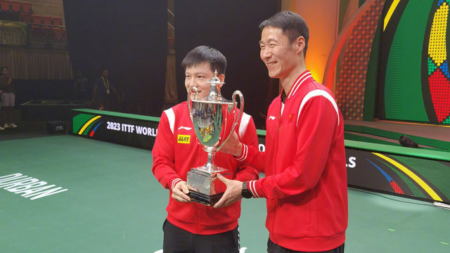 王励勤再捧世乒赛奖杯!合影樊振东笑容灿烂,孙颖莎 喊邱贻可合影|男双|国乒|赵子豪|林钟勋|张禹珍_新浪新闻