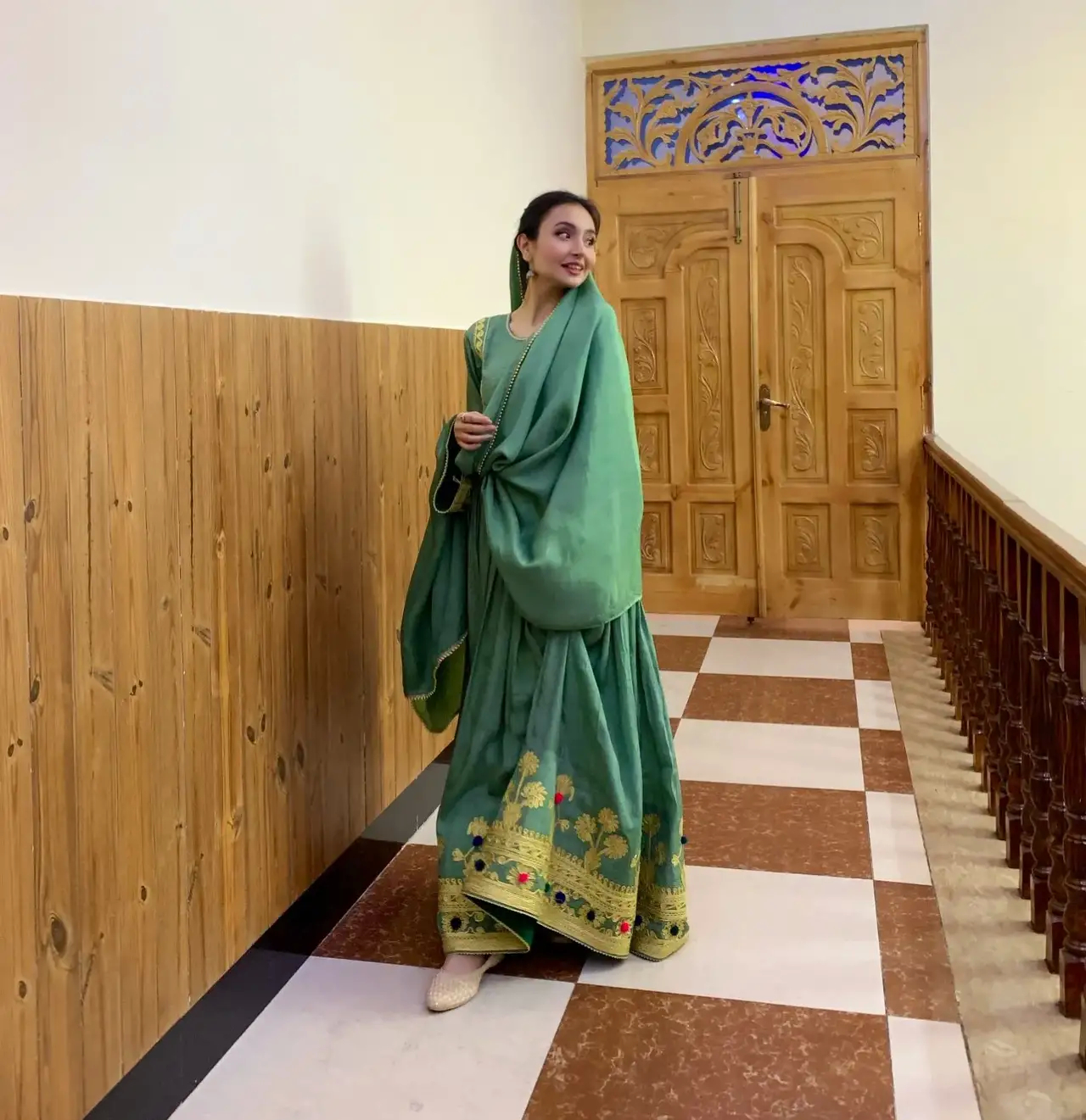 其实这才是阿富汗传统服饰那个黑色长袍并非阿富汗传统服装