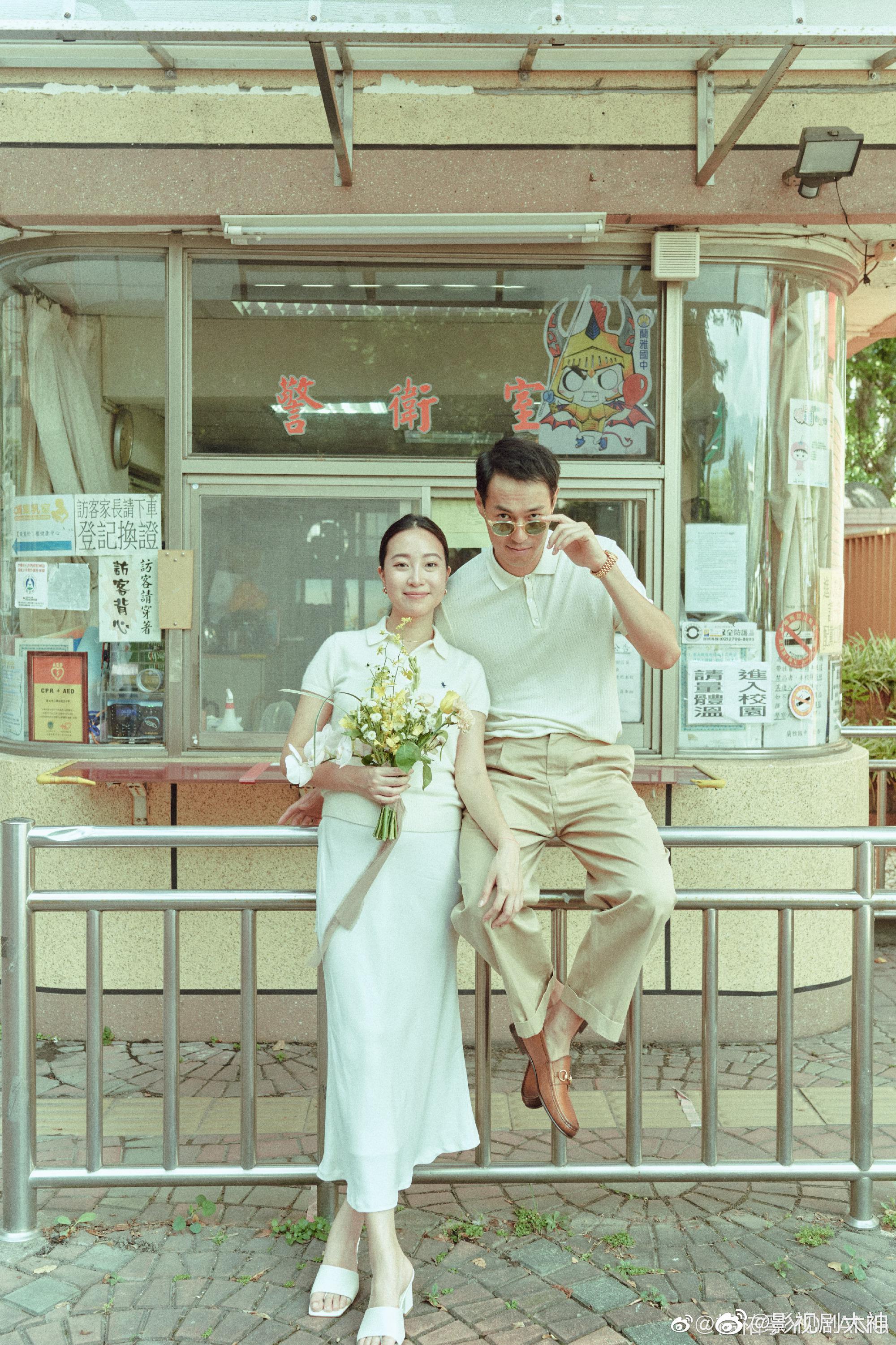 杨佑宁晒出与妻子的甜蜜合照,两人手戴婚戒,甜蜜相拥