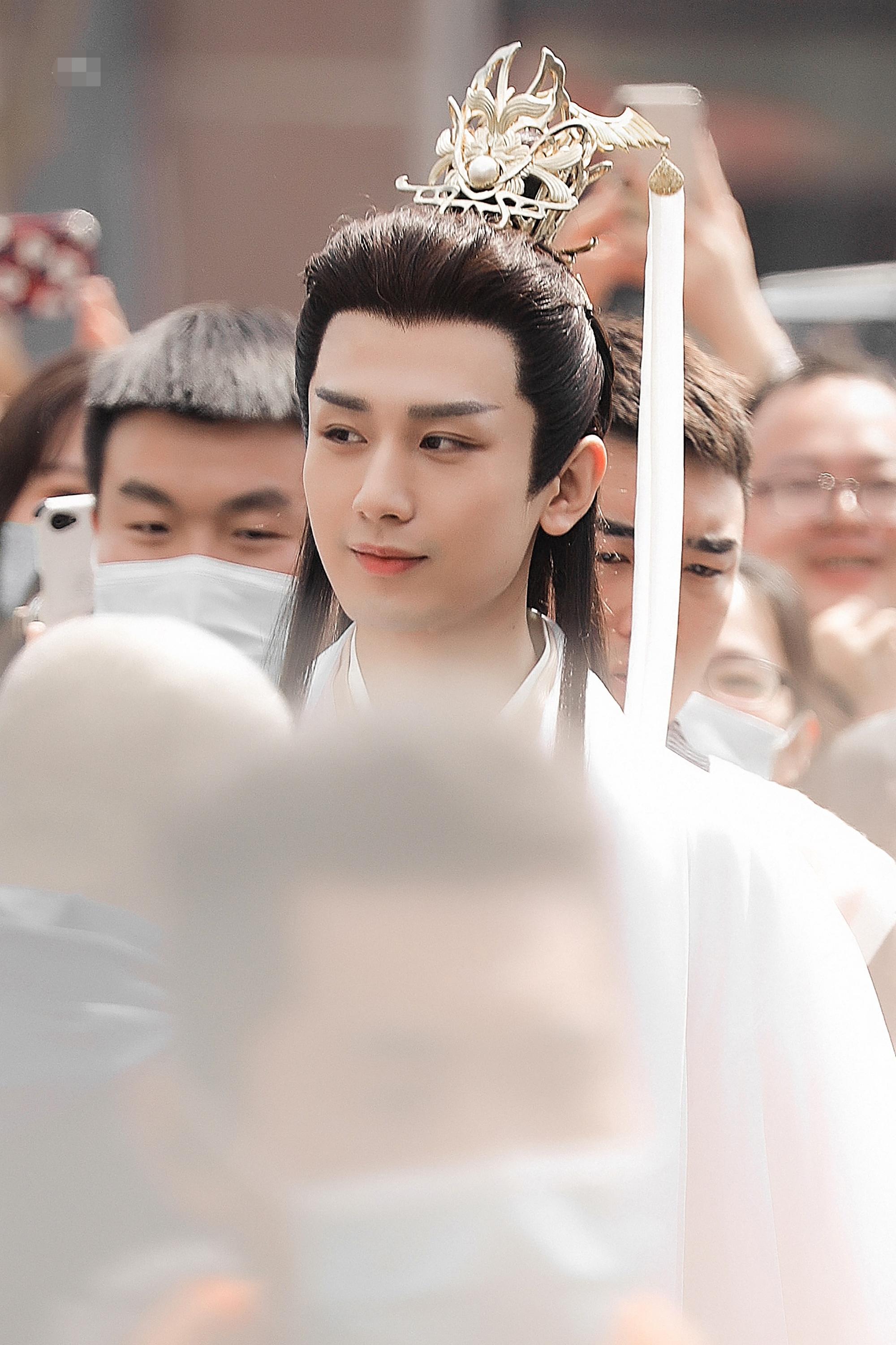 成毅首曝新剧定妆照,造型太仙气,新晋顶流与景甜合作真幸运