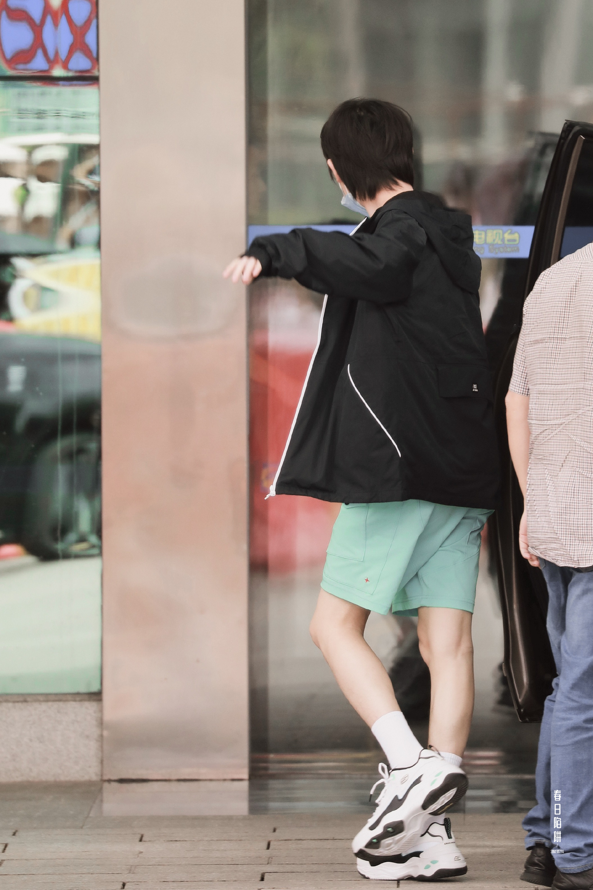 不允许家人们没看过丁程鑫的绝美线条!真绝了!