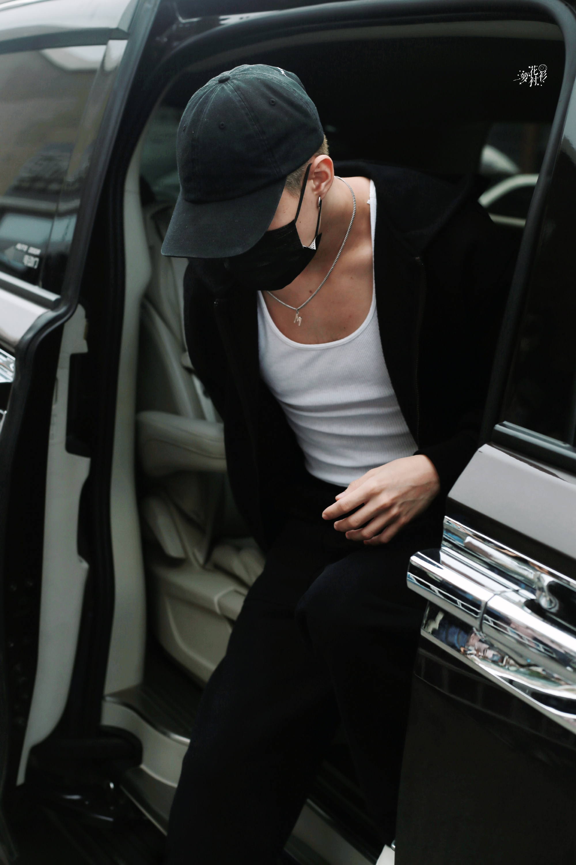 米卡上班饭拍 简约黑色开衫 背心尽显好身材,锁骨太鲨人了!