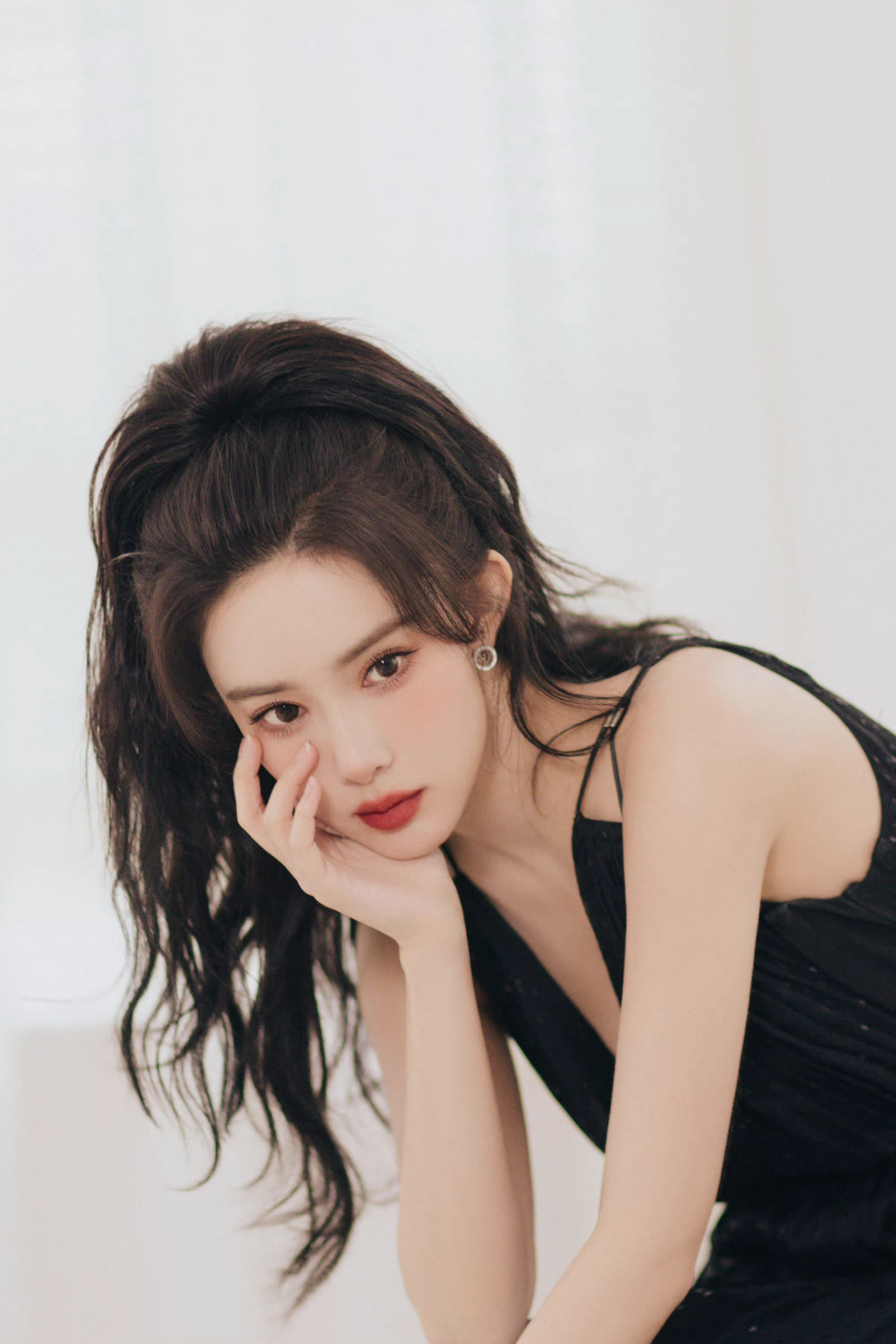 孟子义黑色长裙高马尾造型大片～ 甜酷风好适合孟节