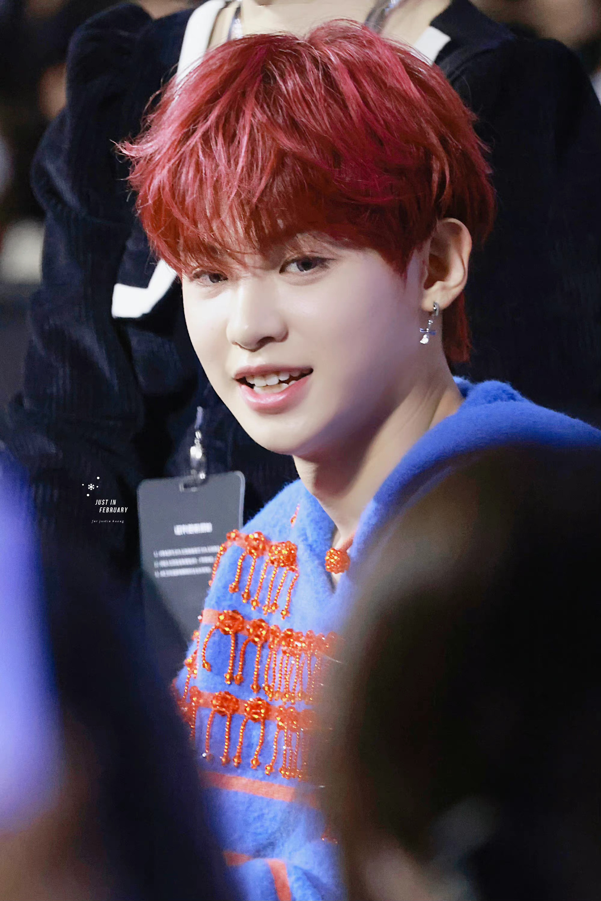 叮咚黄明昊签售会造型饭拍图掉落各种比心手势又奶又甜