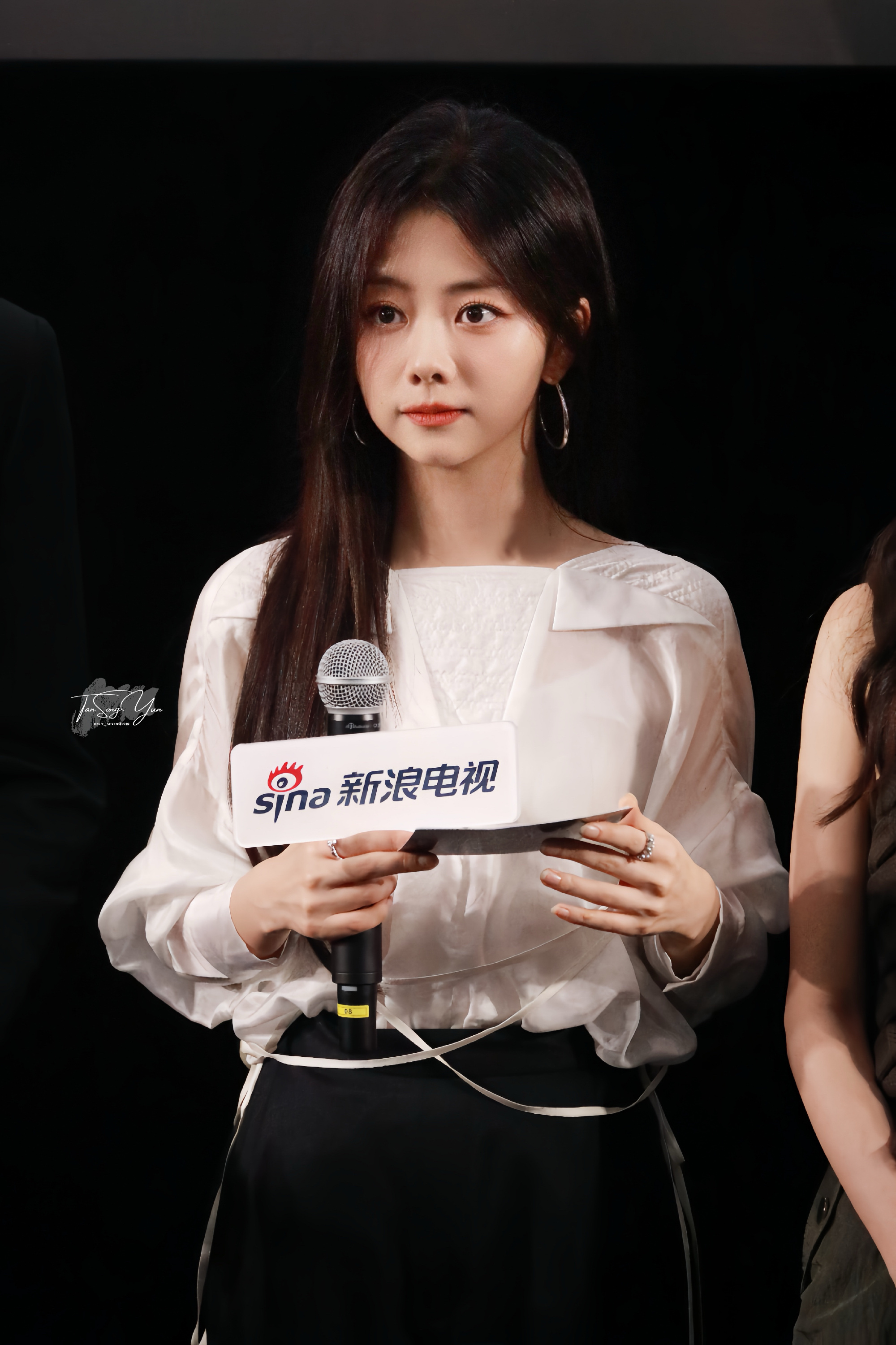 被谭松韵长发造型美到失语好温柔的气质垂眸氛围感太强了cr水印