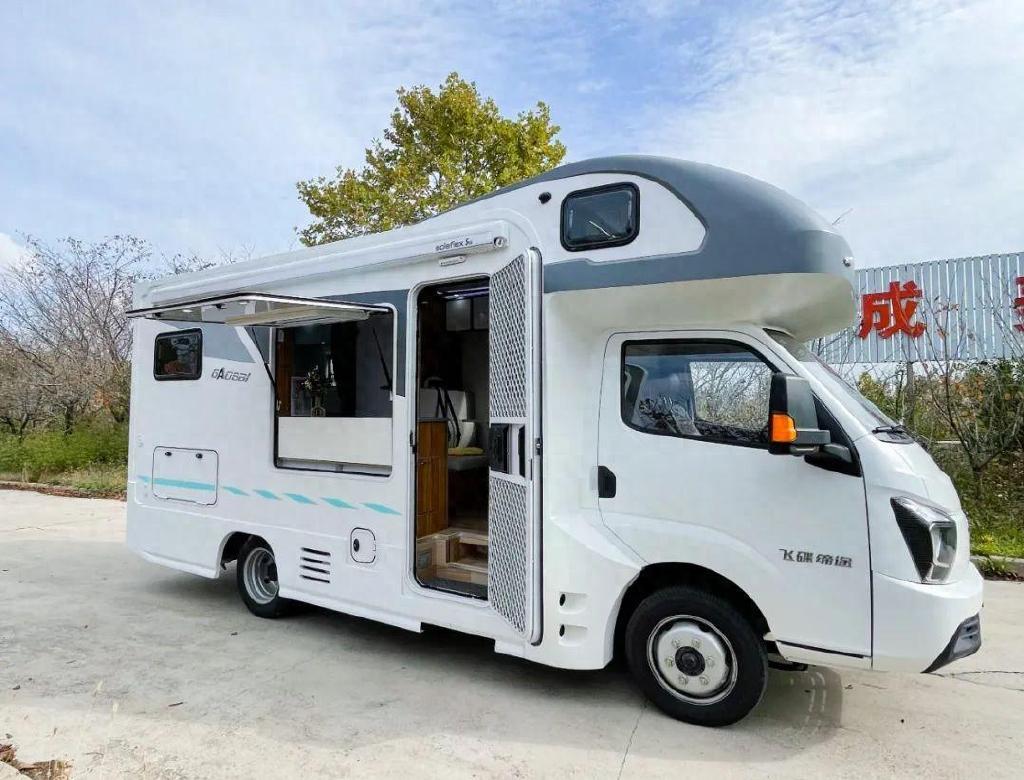 高赛华运缔途c型旅居车 鸥翼侧舱设计 经典生活布局 雅致温馨内饰