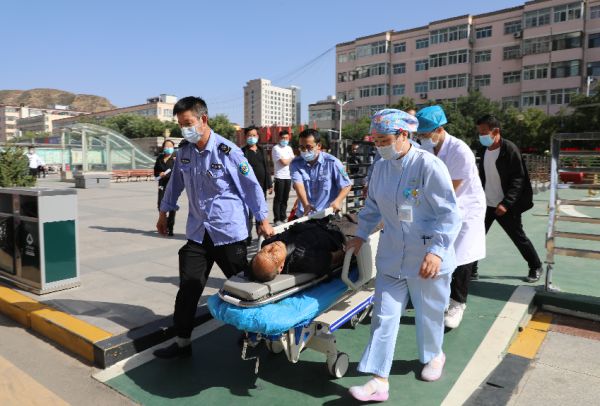 男子摔倒被木棍刺穿喉咙 被用直升机送医 航空公司：救援免费 每小时费用3.5万公司承担休闲区蓝鸢梦想 - Www.slyday.coM