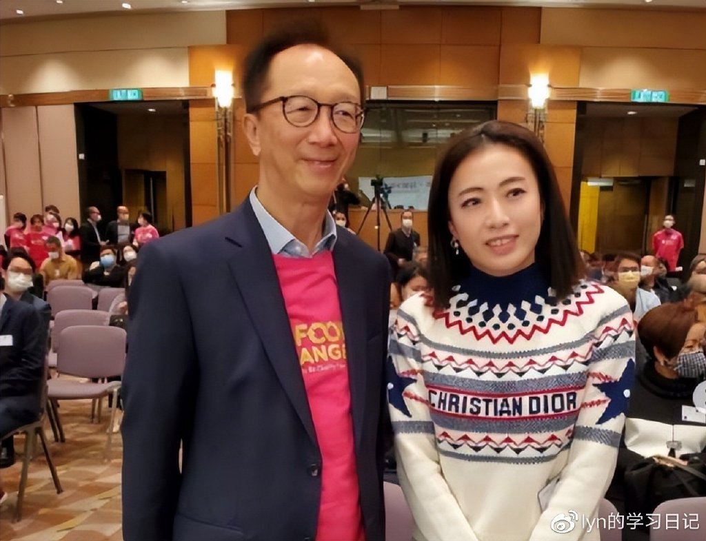 伏明霞不顾家人反对，嫁给大26岁梁锦松，如今成为百亿豪门富太|梁锦松|伏明霞|富太_新浪新闻