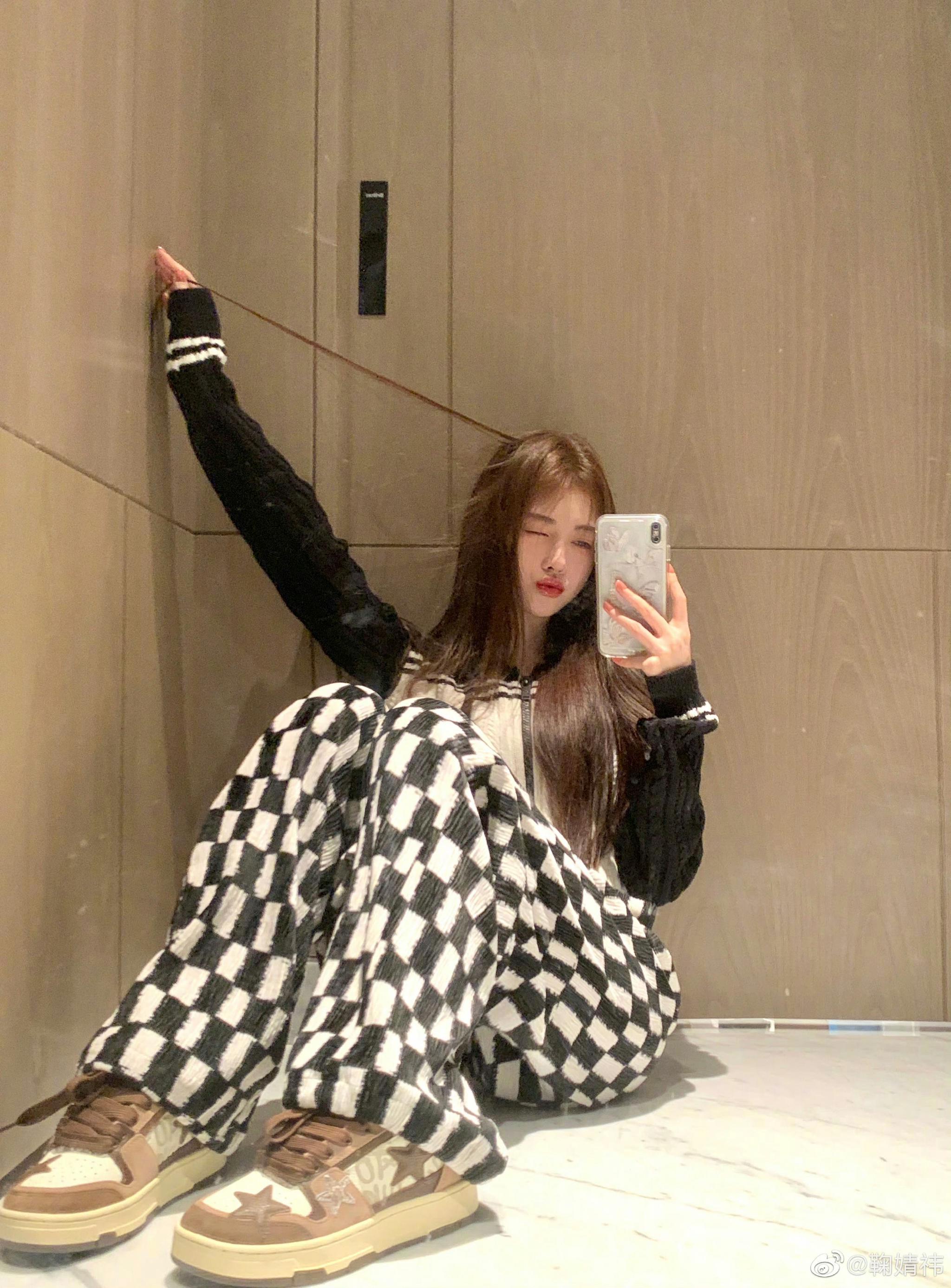 鞠婧祎———对镜自拍的模板__财经头条