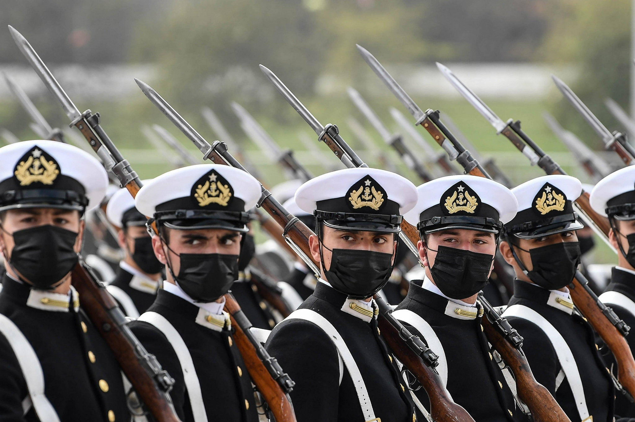 9月19日,在智利首都圣地亚哥,海军士兵在阅兵式上列队行进.