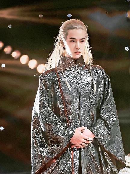 被王一博cos"精灵王子"惊艳到!高贵气质,就是精灵王子本尊!