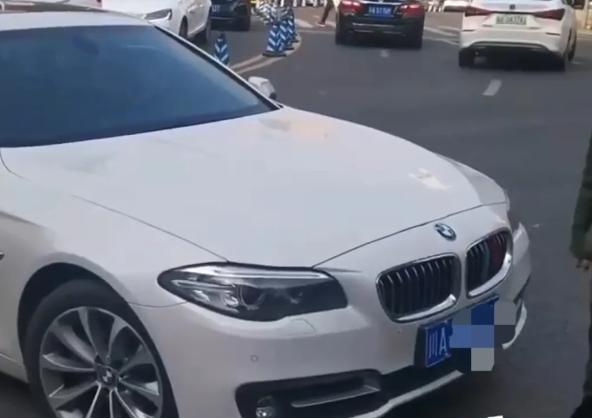 男子进医院停车，被门卫告知没有车位，强行将车停门口锁车离开休闲区蓝鸢梦想 - Www.slyday.coM