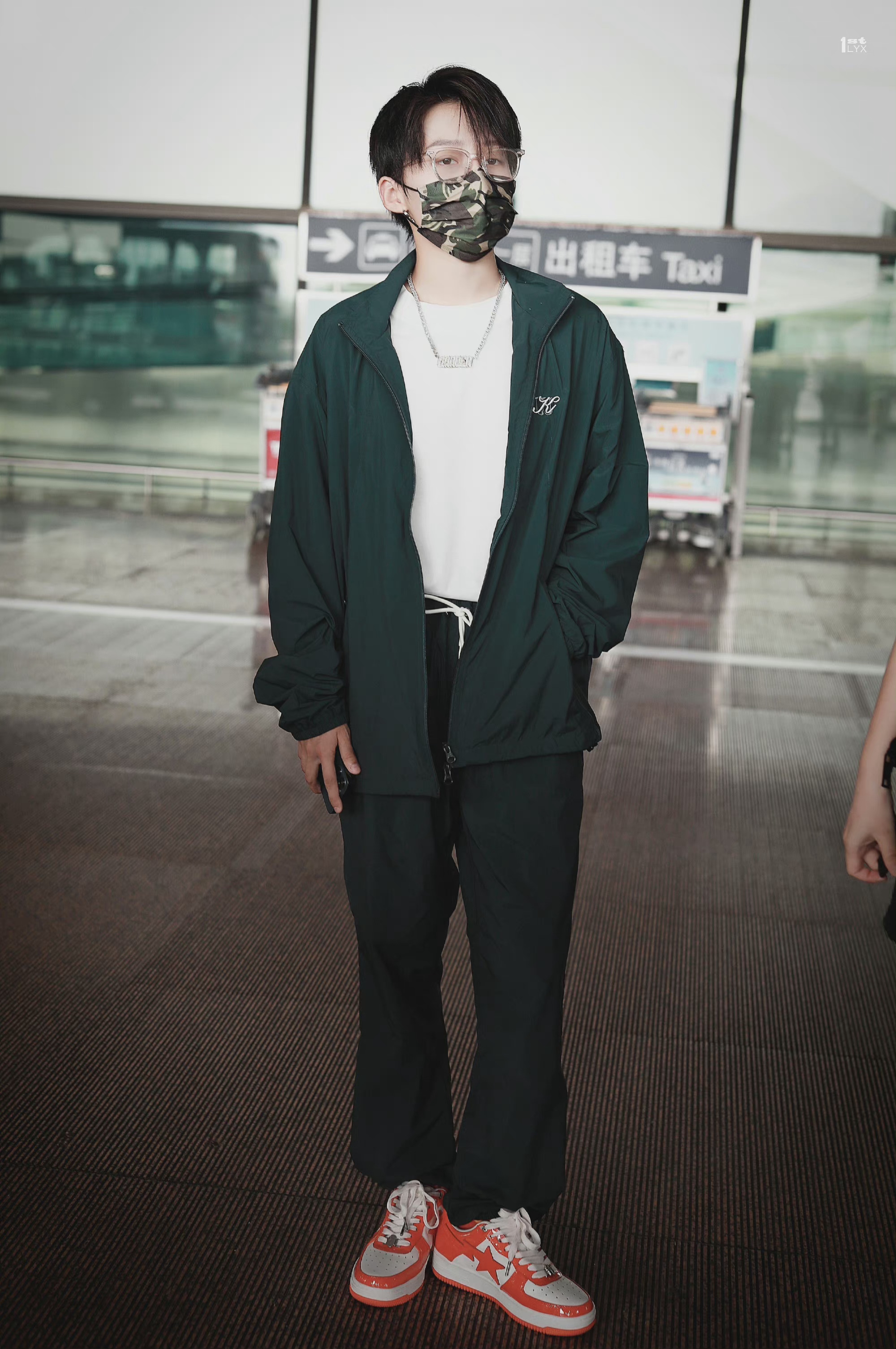 刘雨昕机场到达饭拍 绿色套装 透明眼镜 迷彩口罩