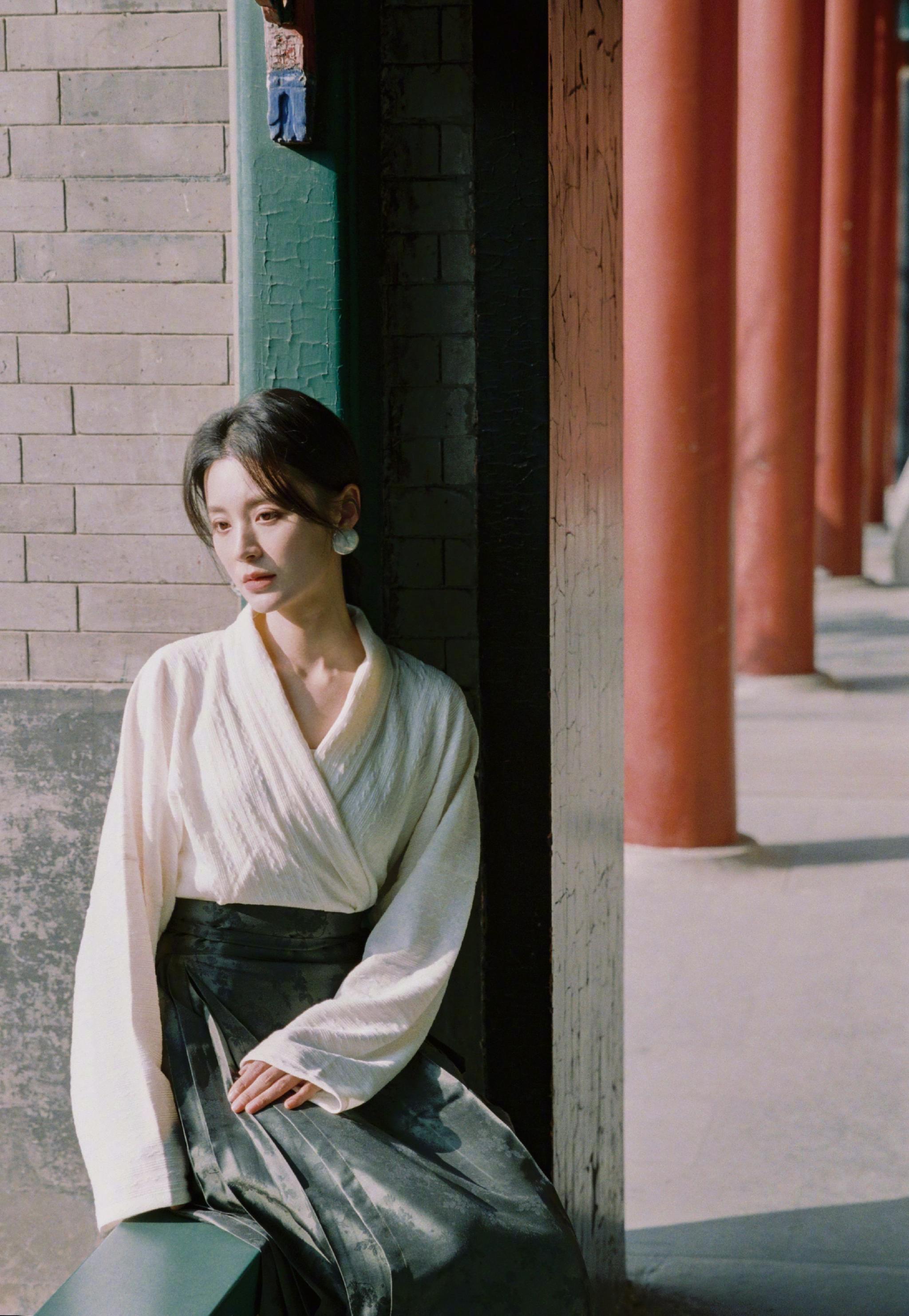 毛林林这身马面裙蛮好看的中式清冷感搭配园林背景