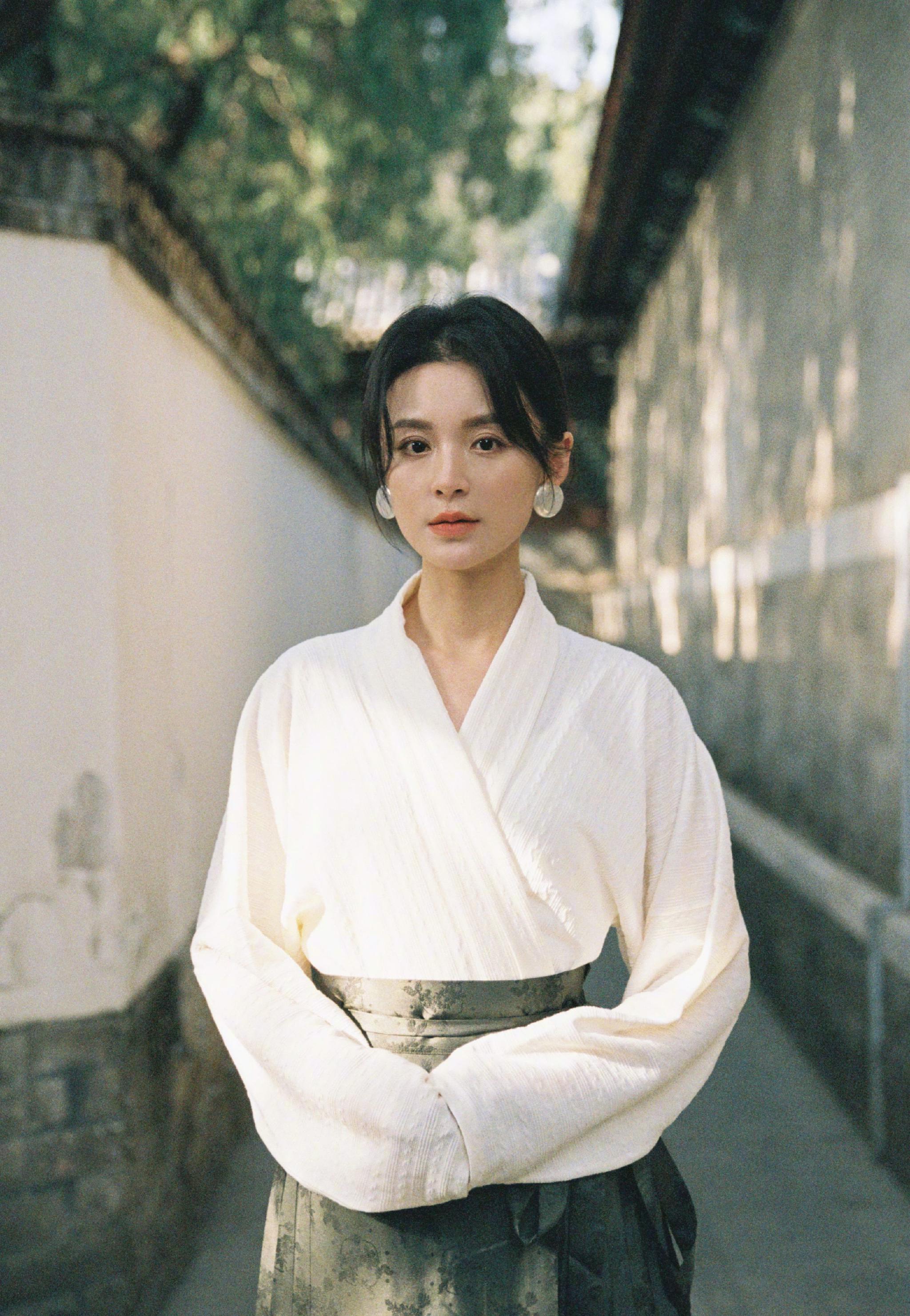 毛林林这身马面裙蛮好看的中式清冷感搭配园林背景