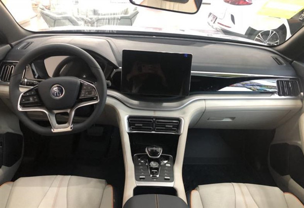 试驾比亚迪宋plusdminvh表现出色刹车需要适应