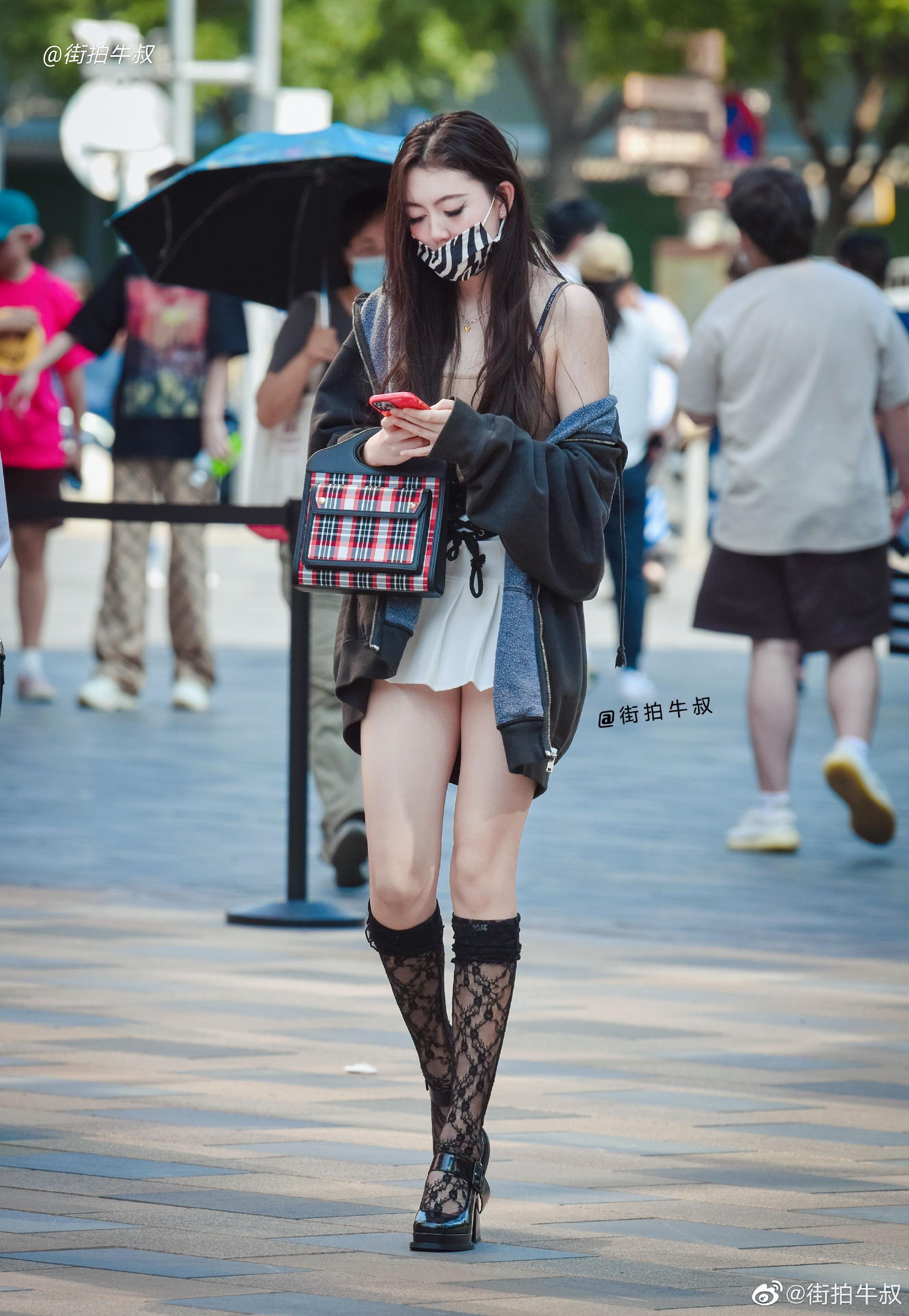 美女穿着漂亮的洛丽塔蕾丝长筒袜出街