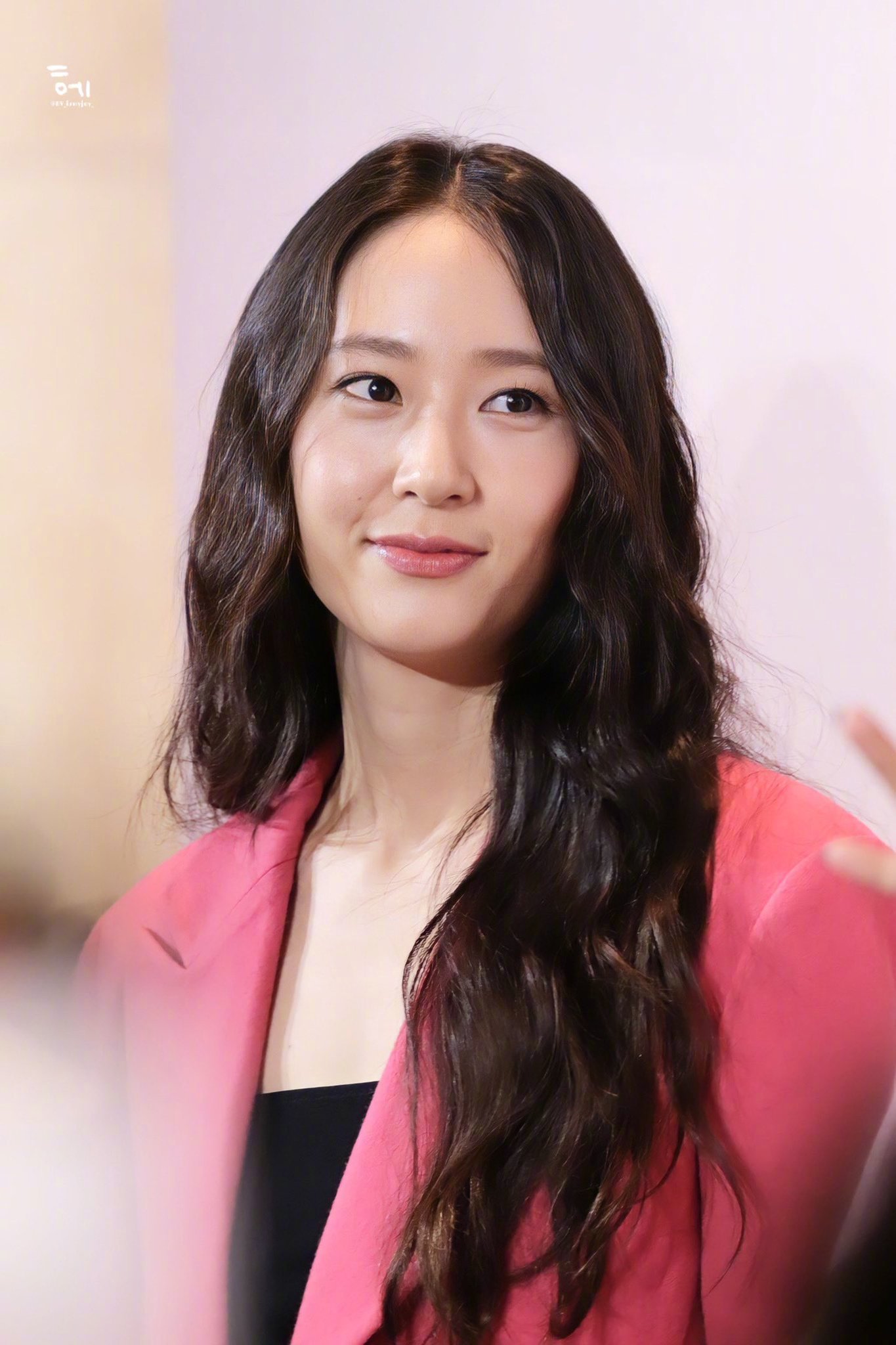 郑秀晶 今日新加坡活动造型 蛋卷头搭配玫粉色西装套装潇洒靓丽