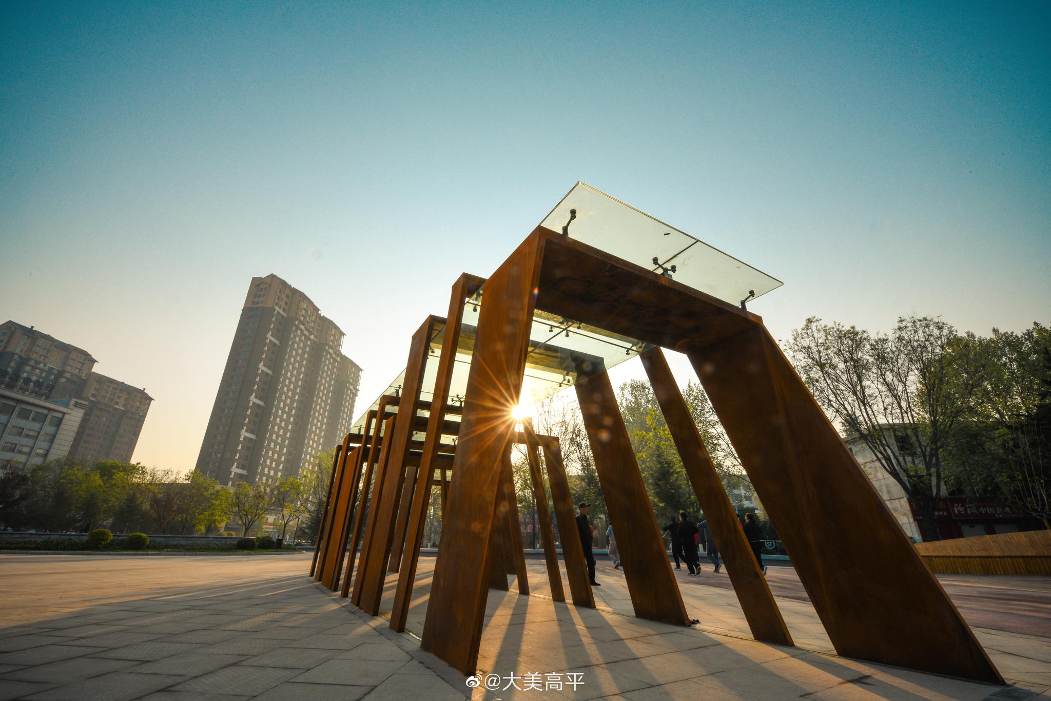 高清大图:新圪展展的高平长平广场和大家见面了