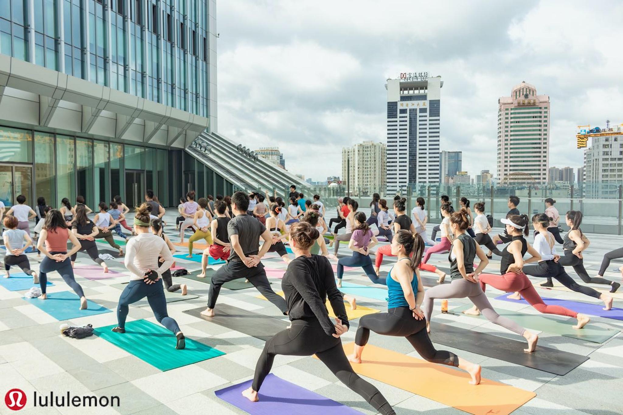 为致敬今年的国际瑜伽日，lululemon举办了主题为瑜伽……|大使_新浪新闻