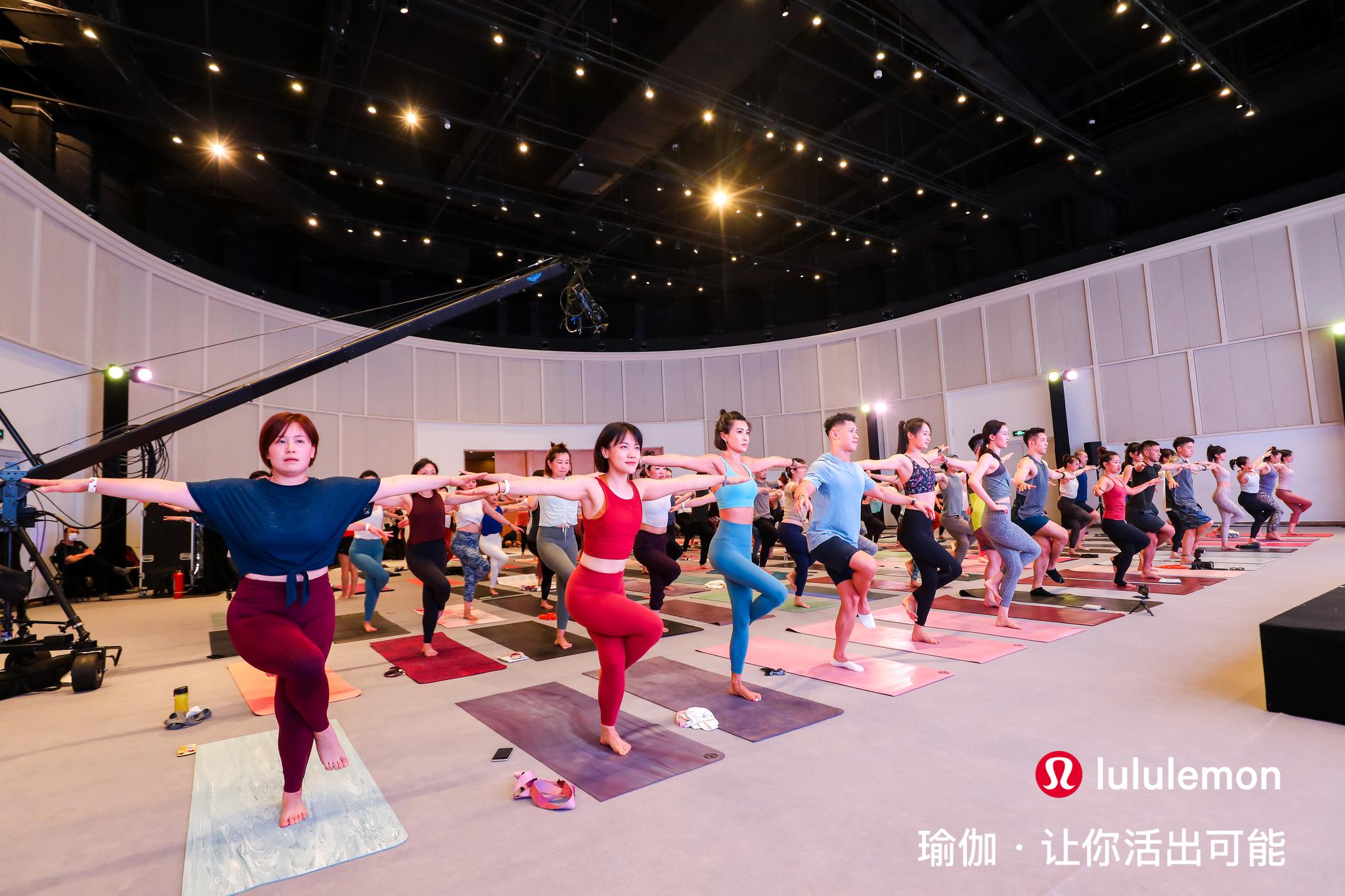 为致敬今年的国际瑜伽日，lululemon举办了主题为瑜伽……|大使_新浪新闻