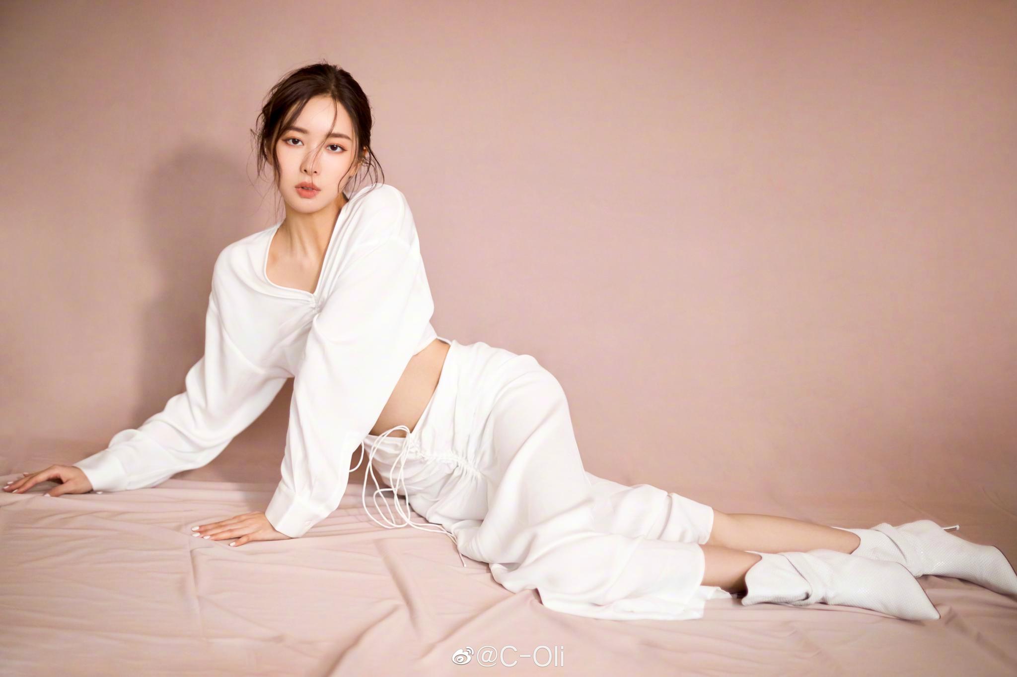 演员赵尧珂不是赵尧柯释出一组纯白系新年大片