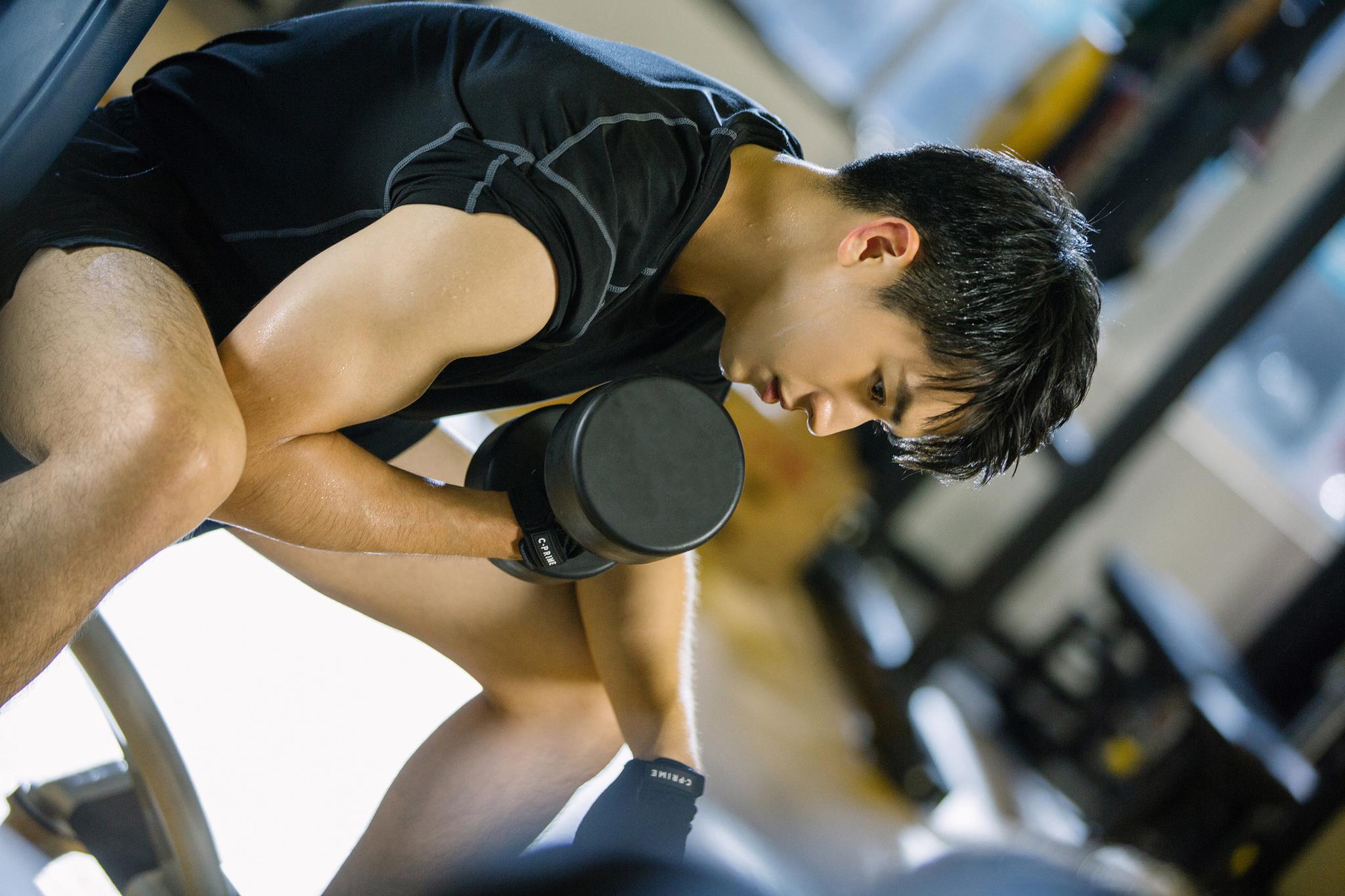 荣耀乒乓今日定档许魏洲zz身穿训练服汗洒赛场