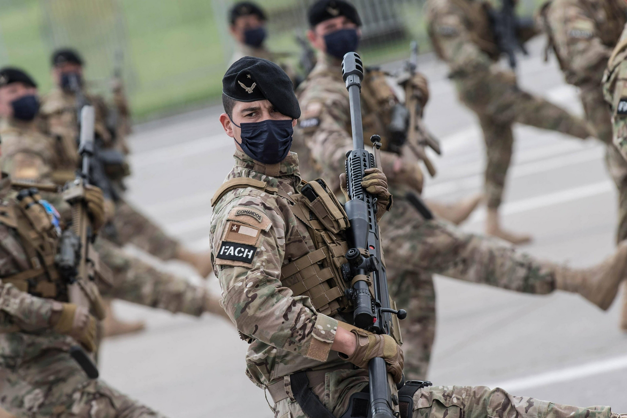 智利举行陆军节阅兵式