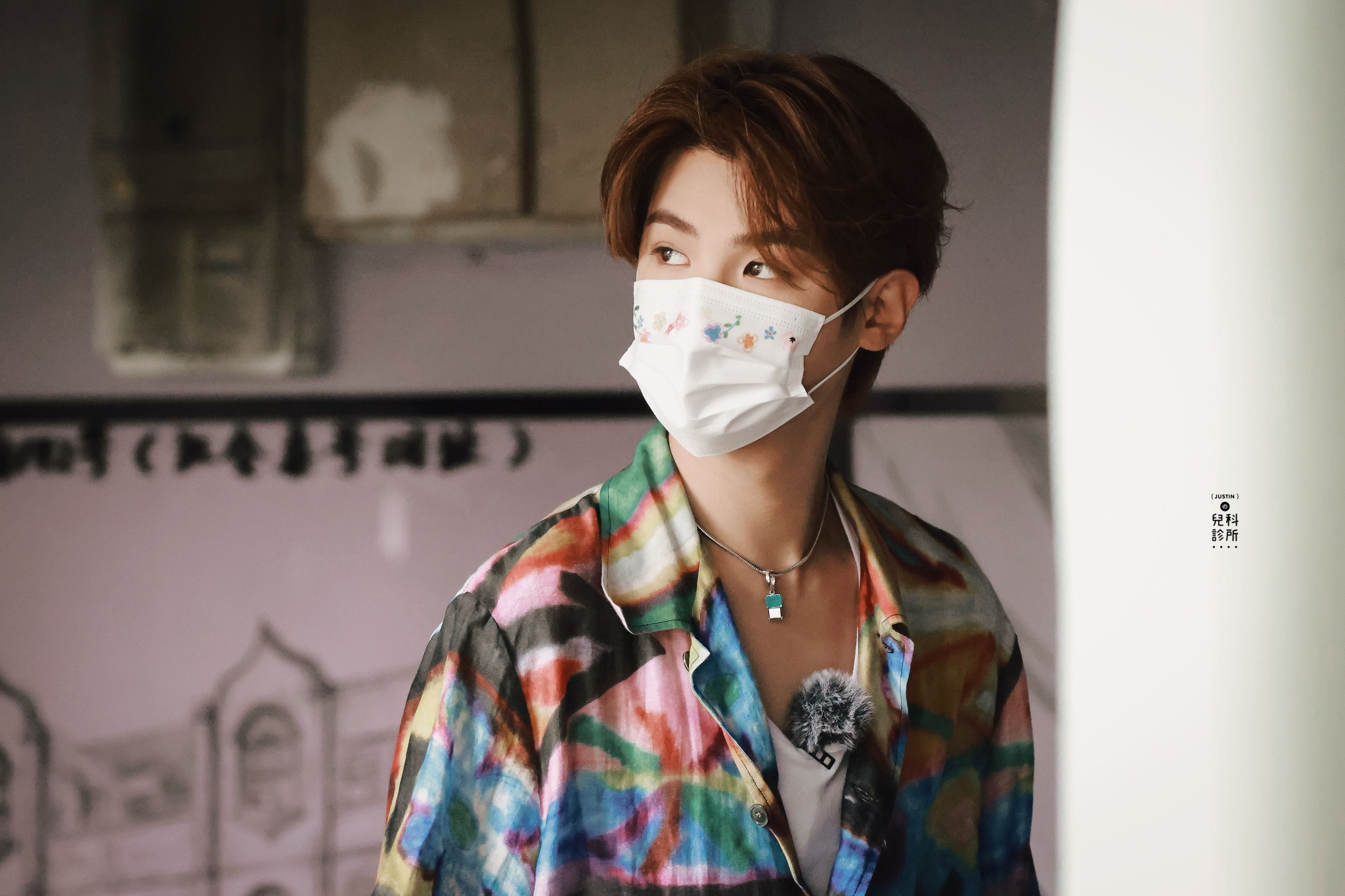 黄明昊花衬衫饭拍港风氛围感拉满