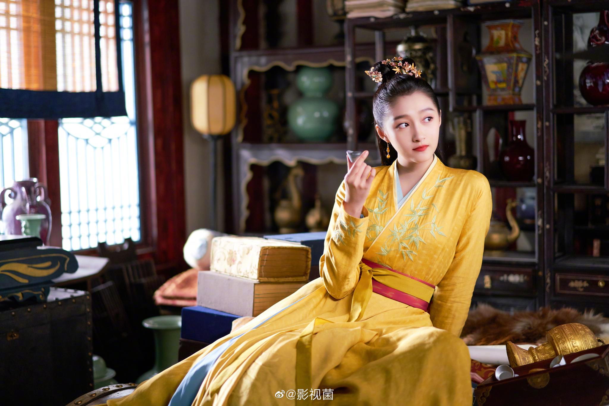 今晚开播,关晓彤的古装造型俺i 了,无论是红衣束发