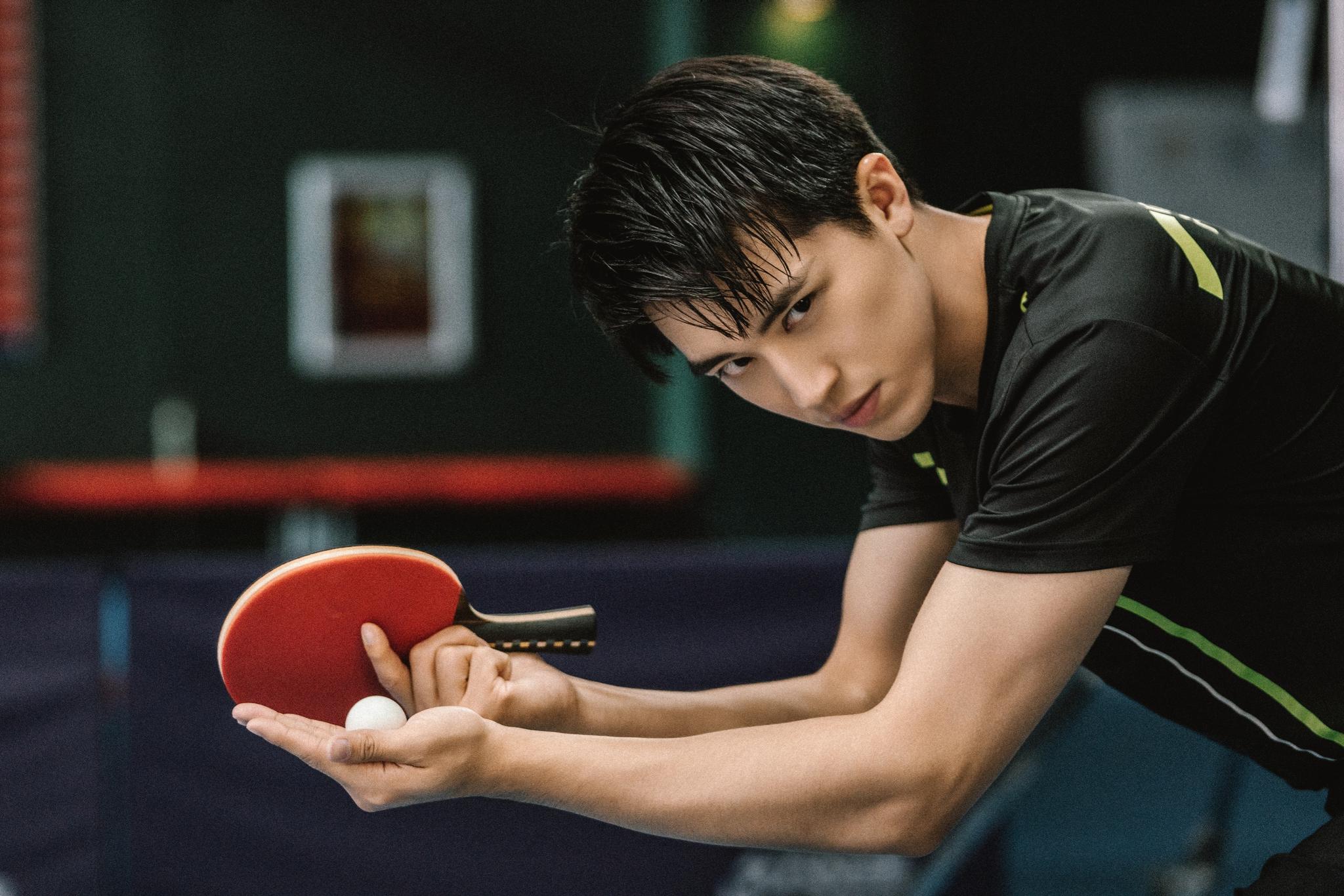 荣耀乒乓今日定档许魏洲zz身穿训练服汗洒赛场