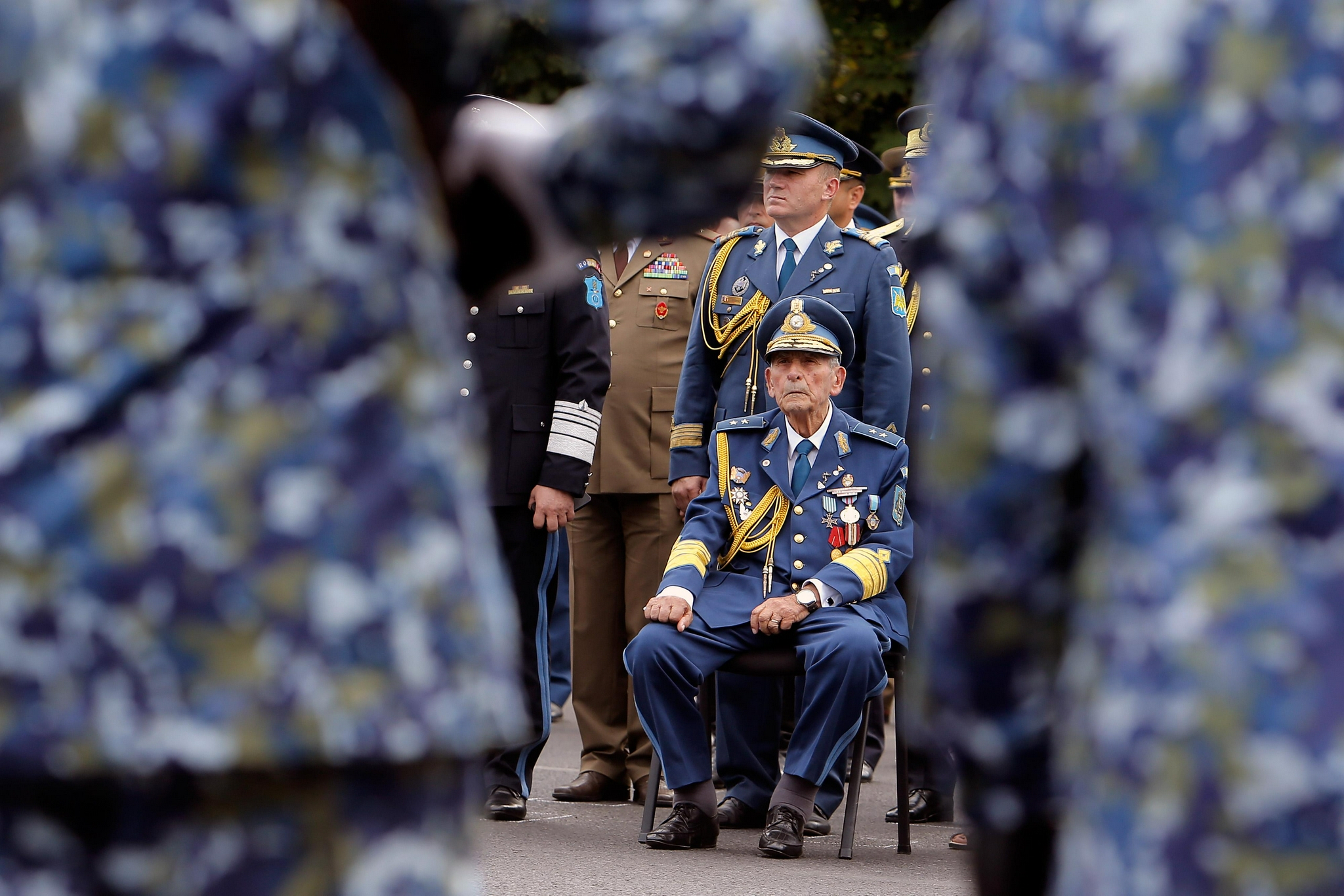 7月20日,仪仗队在罗马尼亚首都布加勒斯特飞行员纪念碑前参加空军节