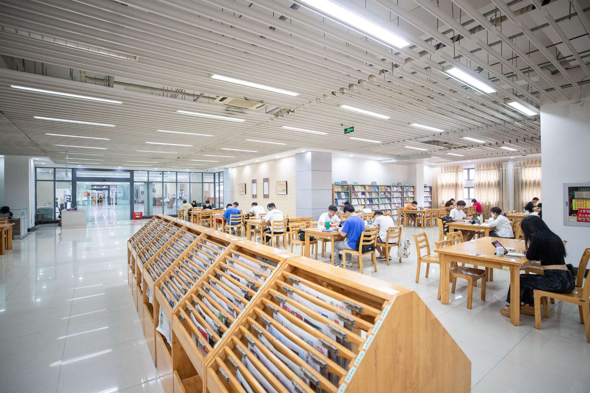 开学第一天三江学院图书馆