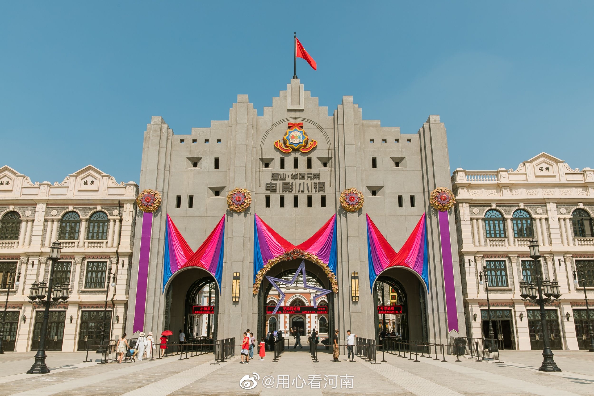 电影小镇一定是要去一次 走过大门就是穿越……_高清图集_新浪网