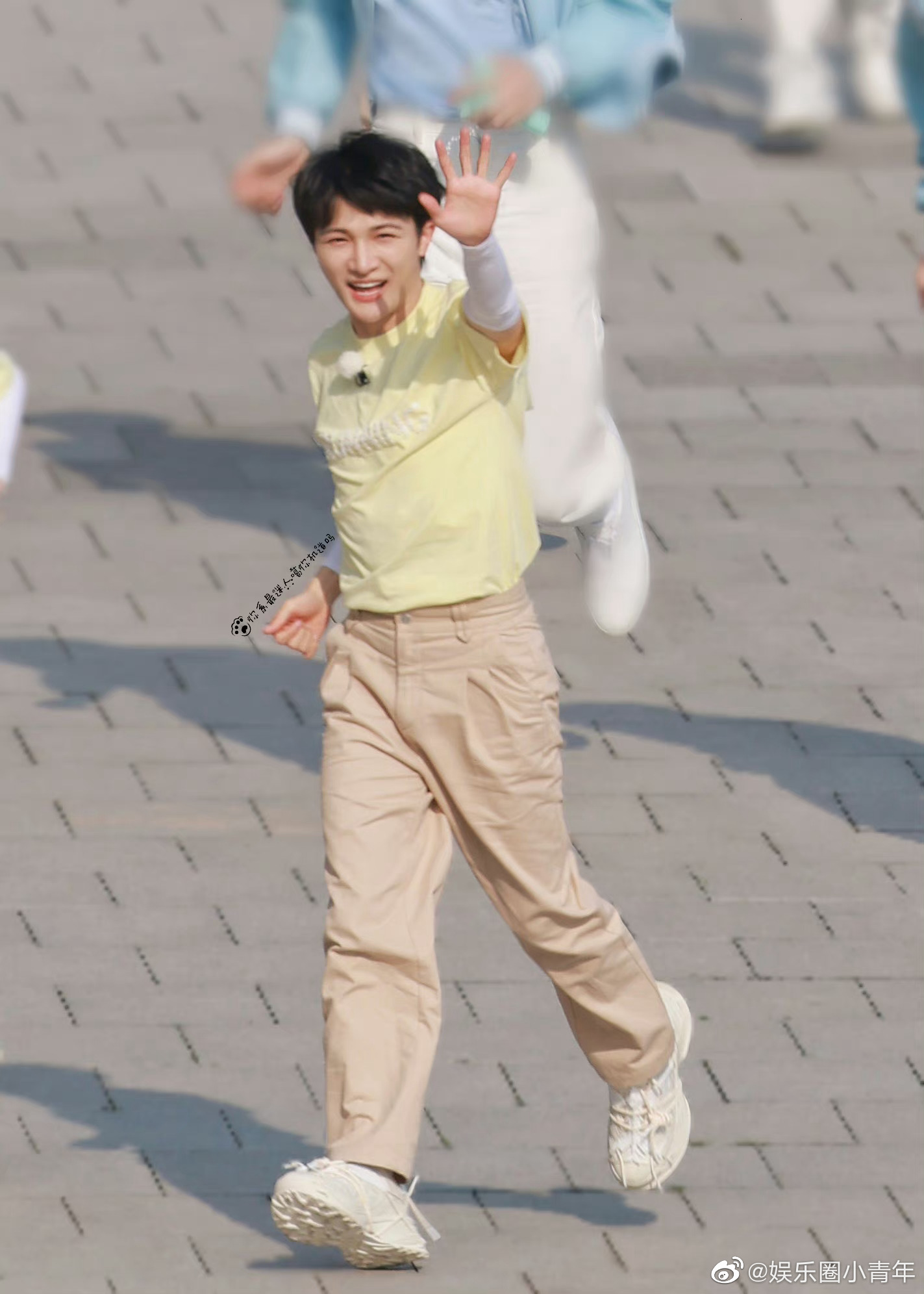 周深在综艺录制的过程中，特地跑出来和外面的粉丝打招呼……__财经头条