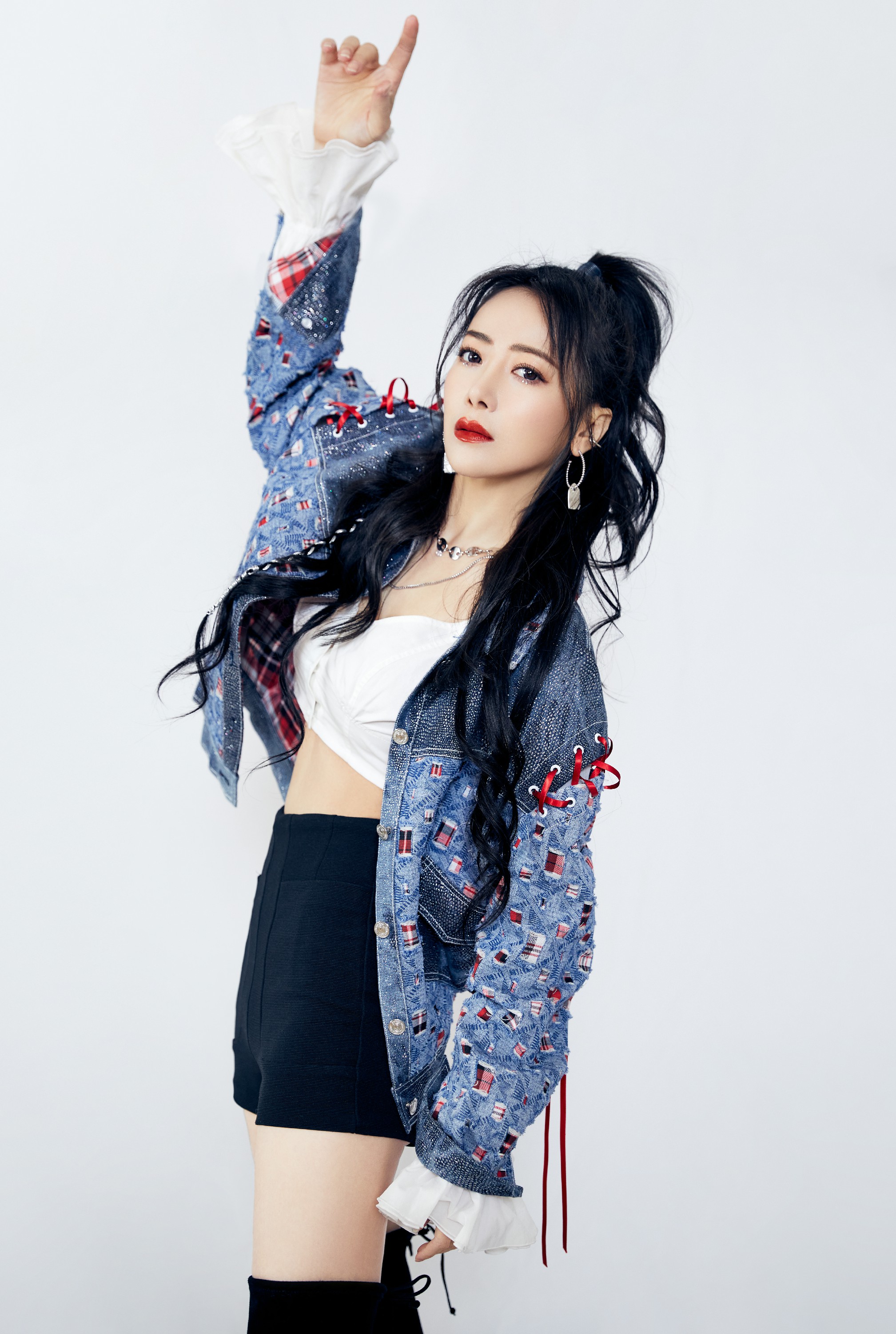 陈紫函戴向宇牛仔情侣装亮相时装周冻龄有术被赞神颜夫妇