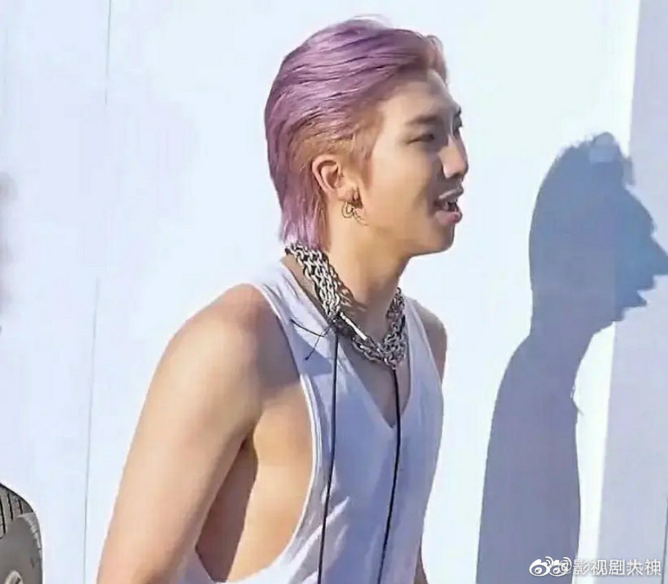 金南俊的影子哈哈哈哈哈哈哈真的不是p图吗?