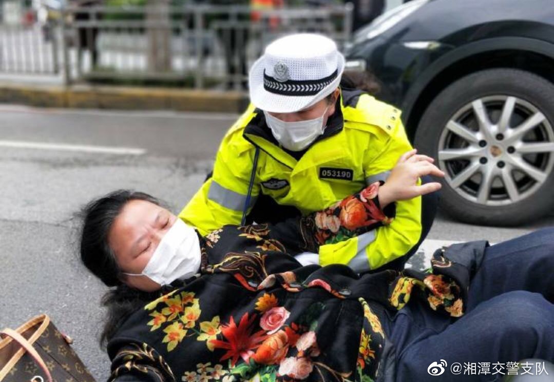 路遇群众受伤,湘潭女交警热心帮忙获赞
