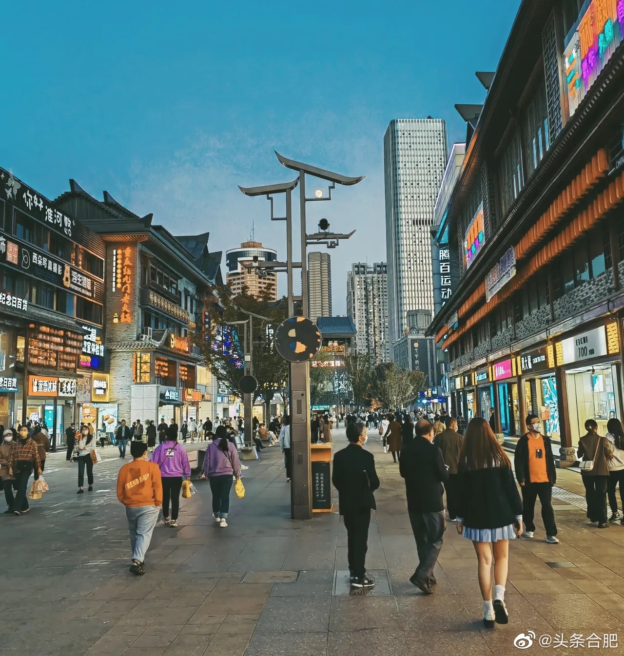 周末的淮河路步行街已恢复了往日的繁华……__财经头条
