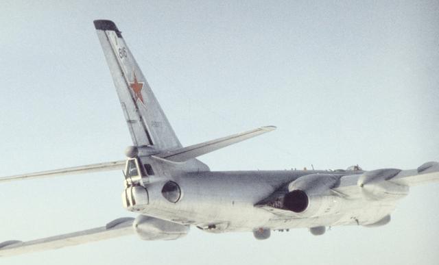 苏联空军师长开70吨战机从美航母头上掠过,想再来一把却玩脱了