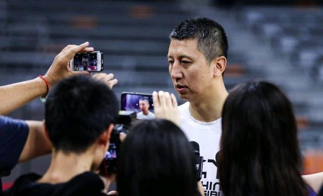 球迷对待苏伟与韩德君看出差异杨鸣不去全运会为何不请郭士强