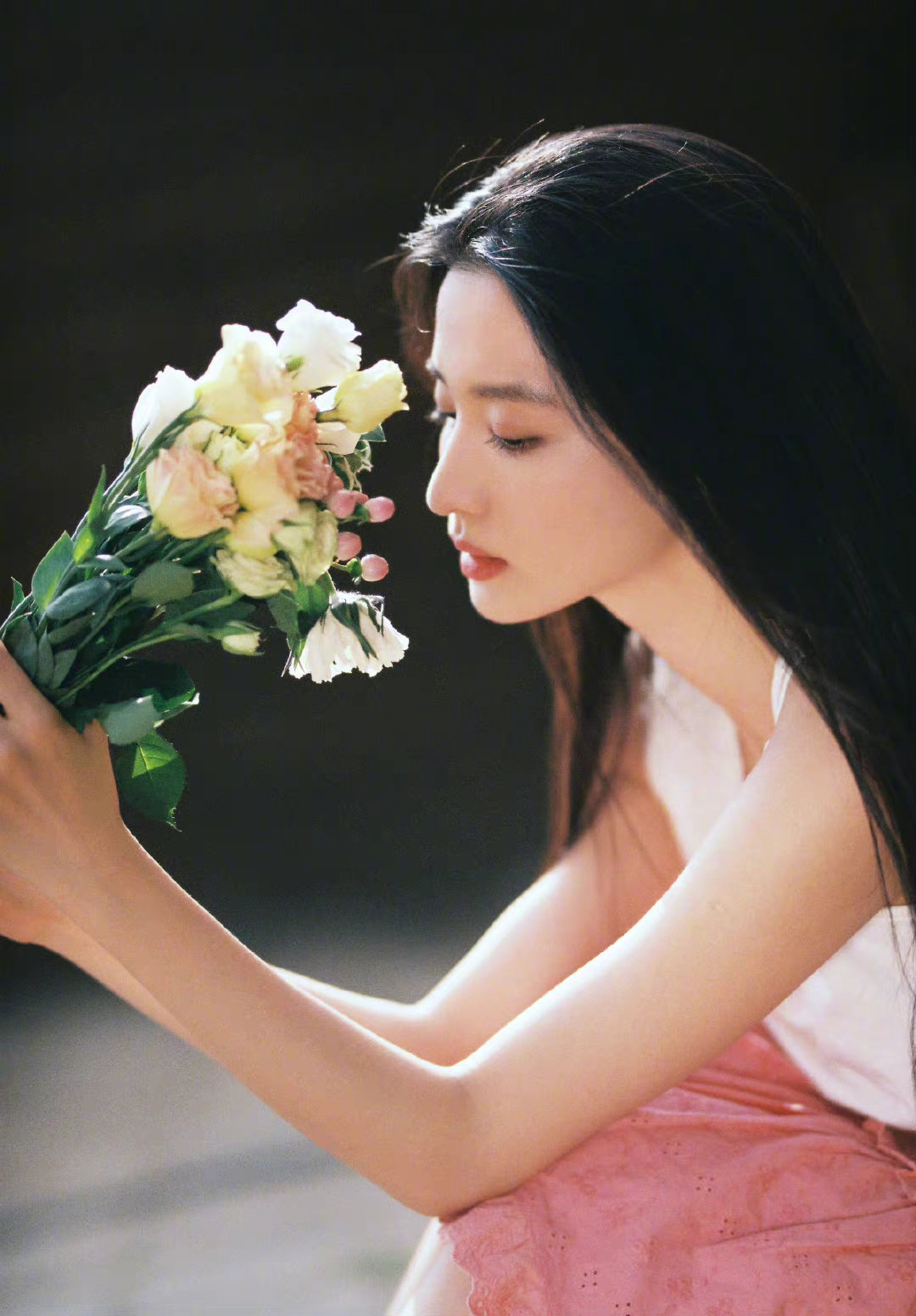 95花王楚然侧颜大赏给人一种清冷疏离而又惊心动魄的美