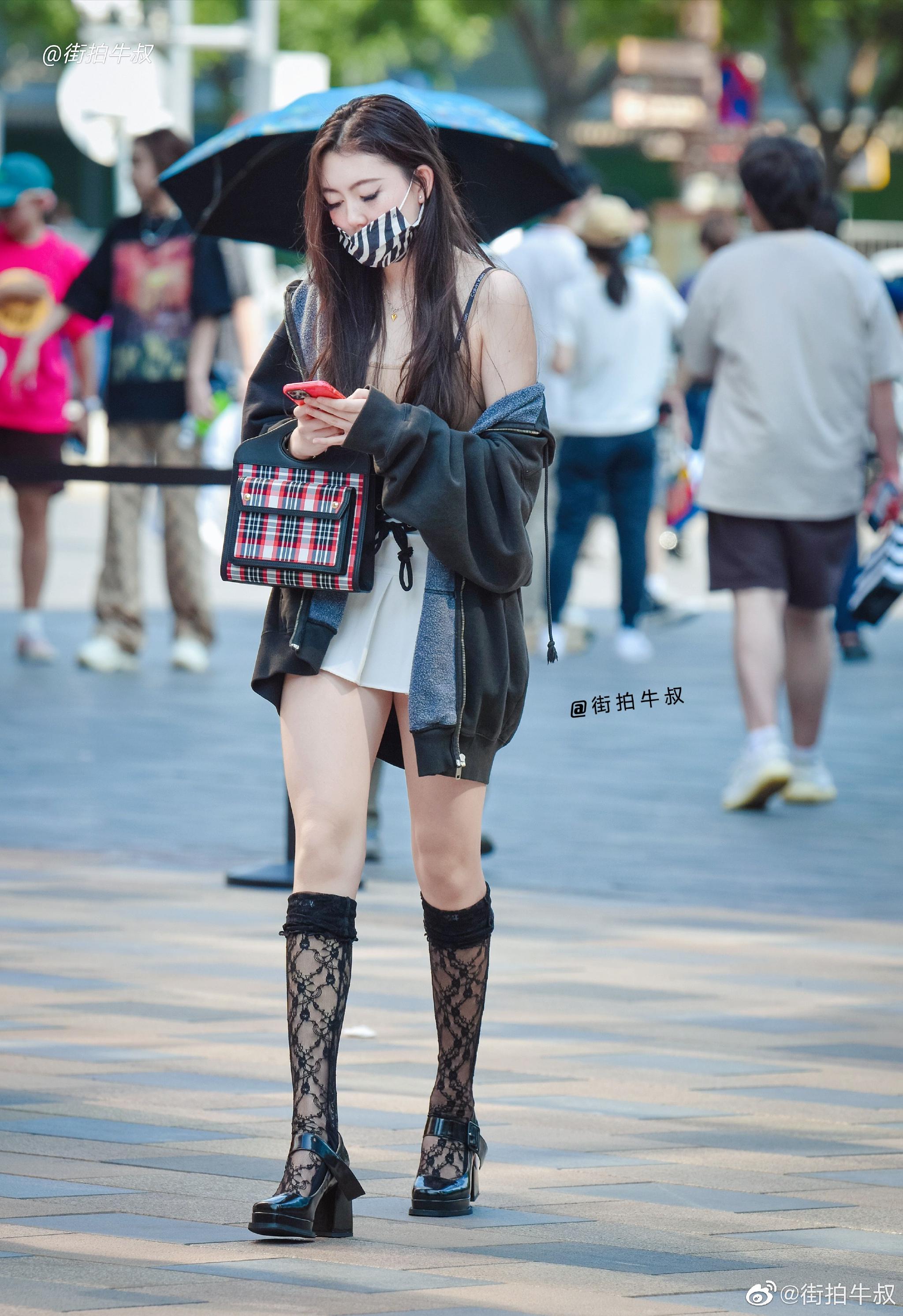 美女穿着漂亮的洛丽塔蕾丝长筒袜出街