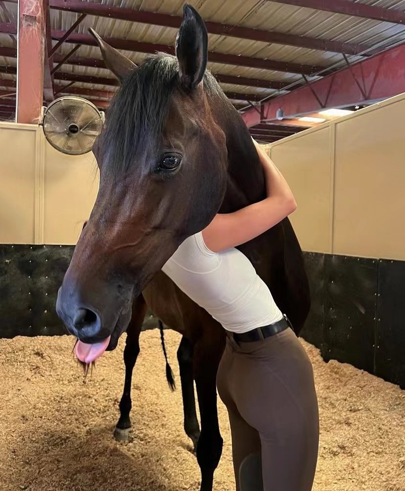 詹娜的快乐生活,又去骑马,和爱马合影,布克没在身边,生活精彩|詹娜