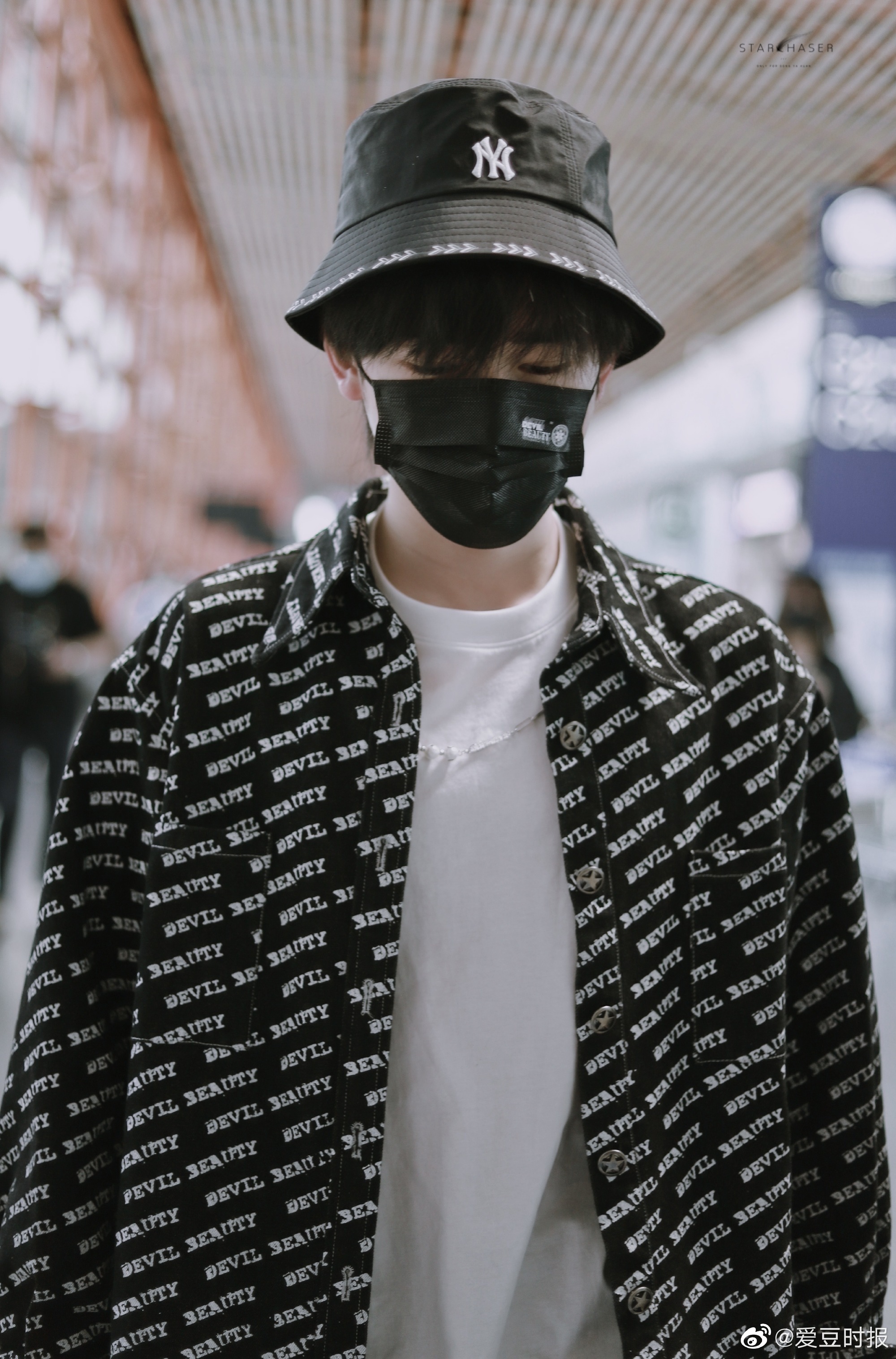 宋亚轩今日机场饭拍,黑色渔夫帽字母印花衬衫……_高清图集_新浪网