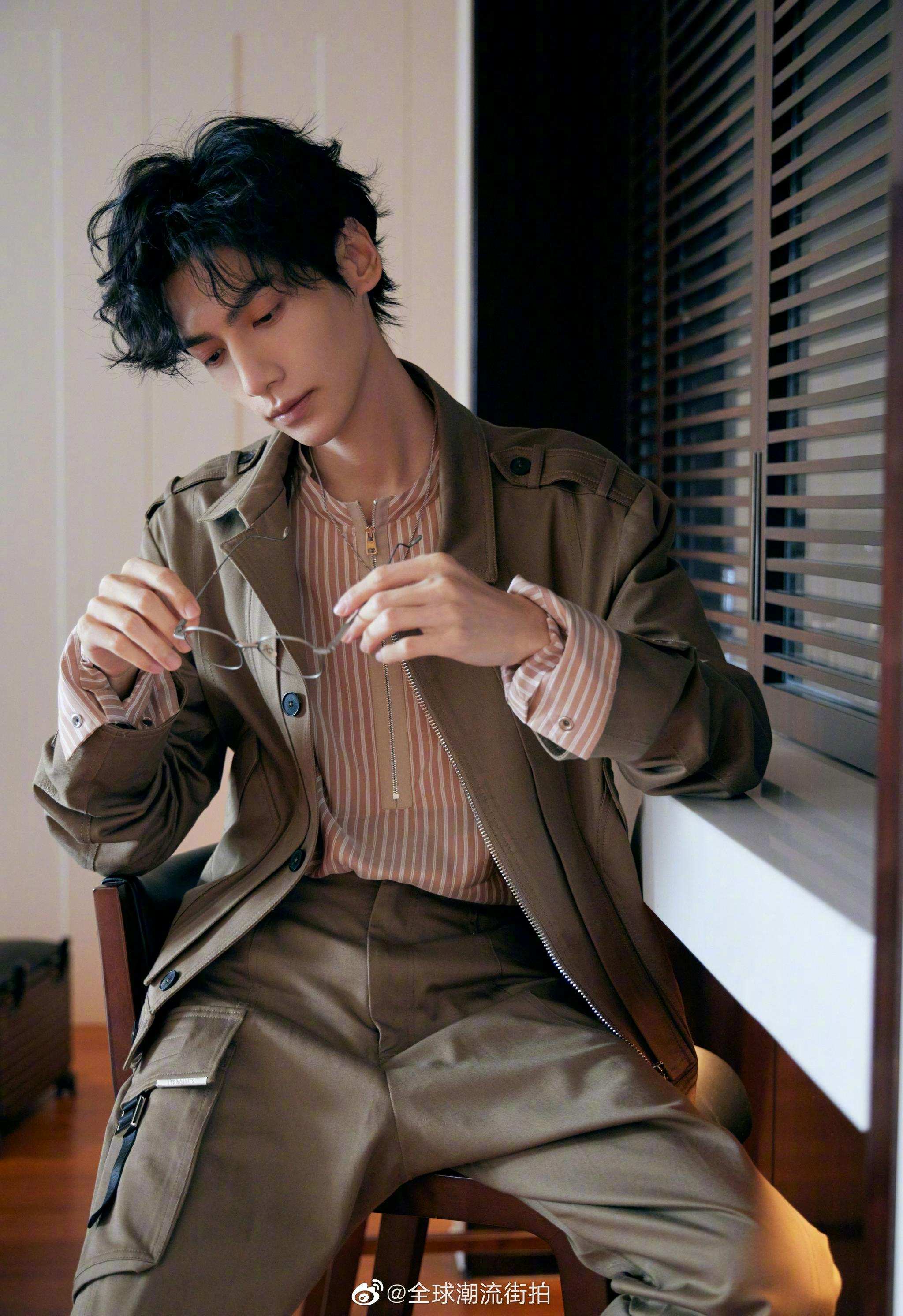 罗云熙出席品牌活动,一身卡其色工装利落干练