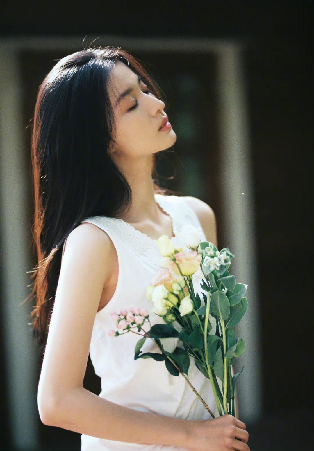 95花王楚然侧颜大赏给人一种清冷疏离而又惊心动魄的美