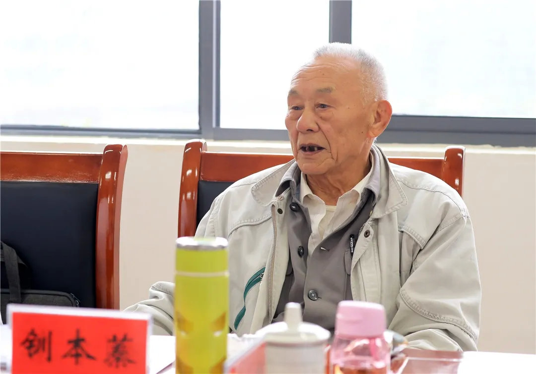 正文             市委副书记,市长杨艳龙及杨生辉,李志承,熊正杰