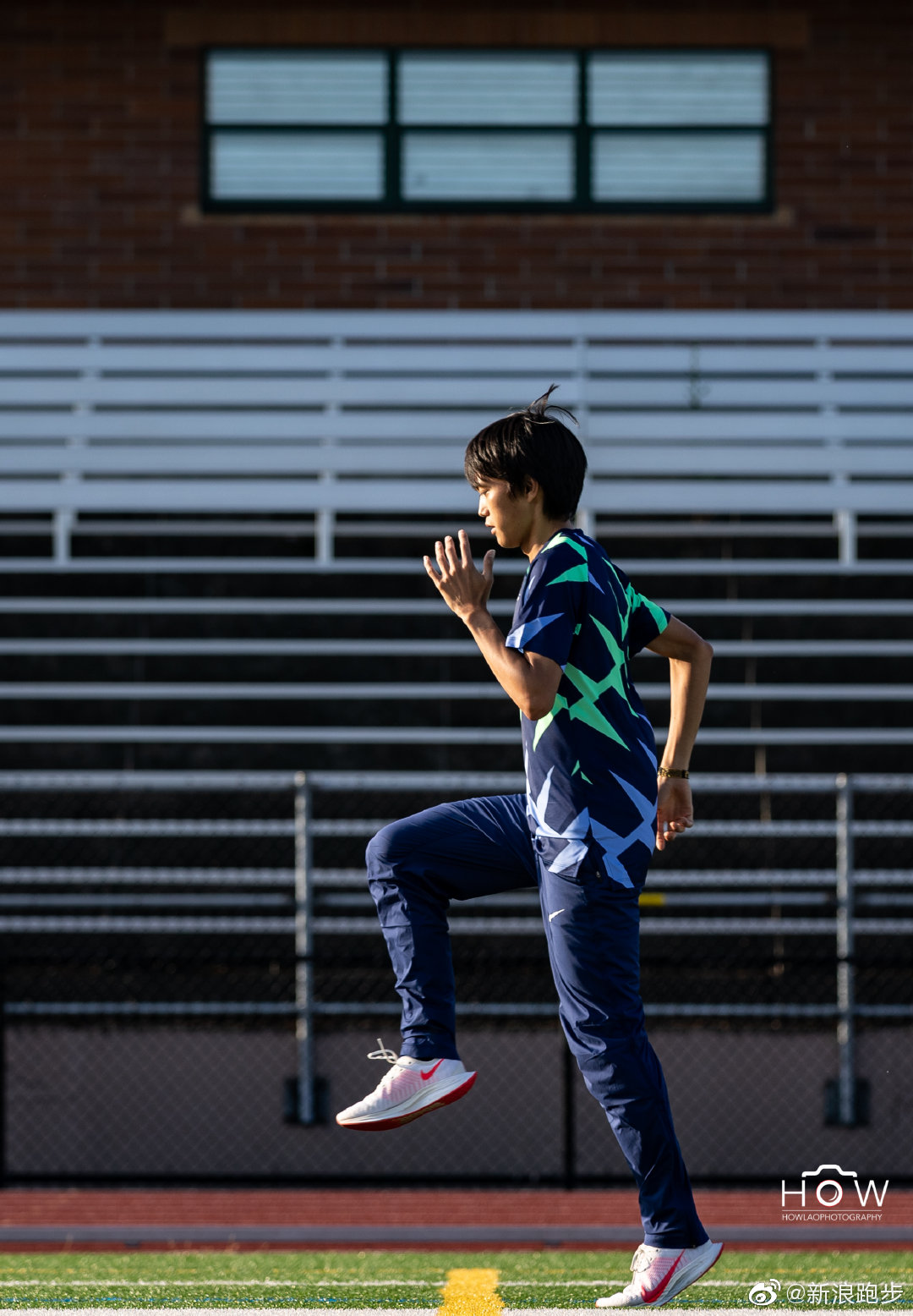 大迫杰最近参加了一场田径赛,这是热身时候的照片,头发长的好长!